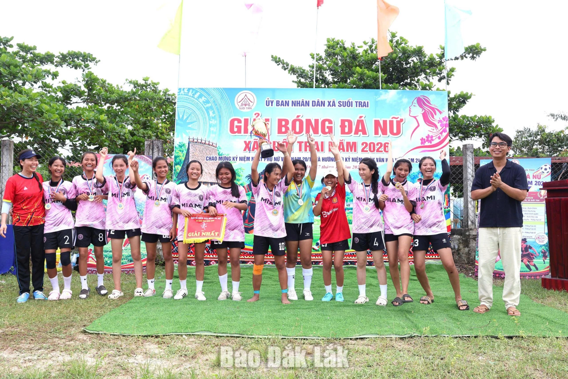 Trường TH&THCS Krông Pa vô địch Giải bóng đá nữ xã Suối Trai 2 Ban tổ chức trao chức vô địch cho đội Trường TH&THCS Krông Pa