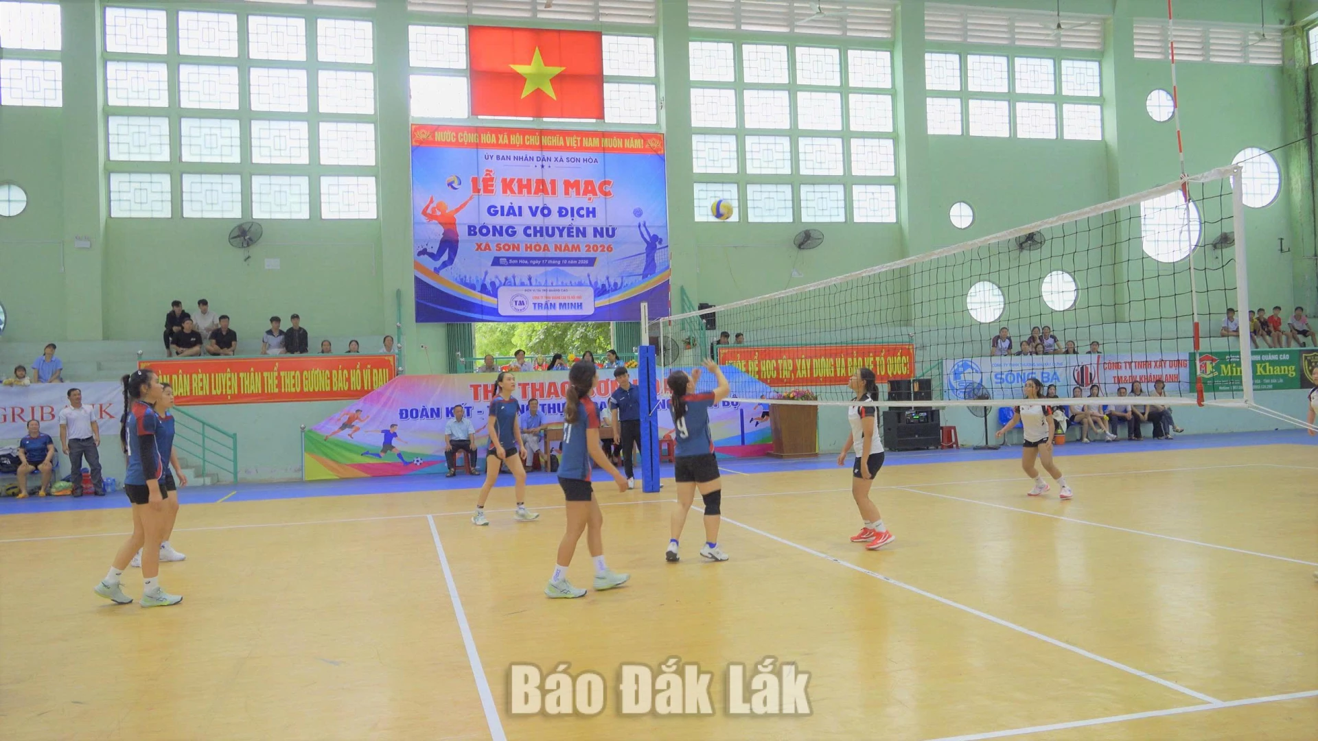 60 vận động viên tranh tài tại Giải vô địch bóng chuyền nữ Sơn Hòa năm 2026 3 Các trận đấu diễn ra sôi nổi, hấp dẫn.