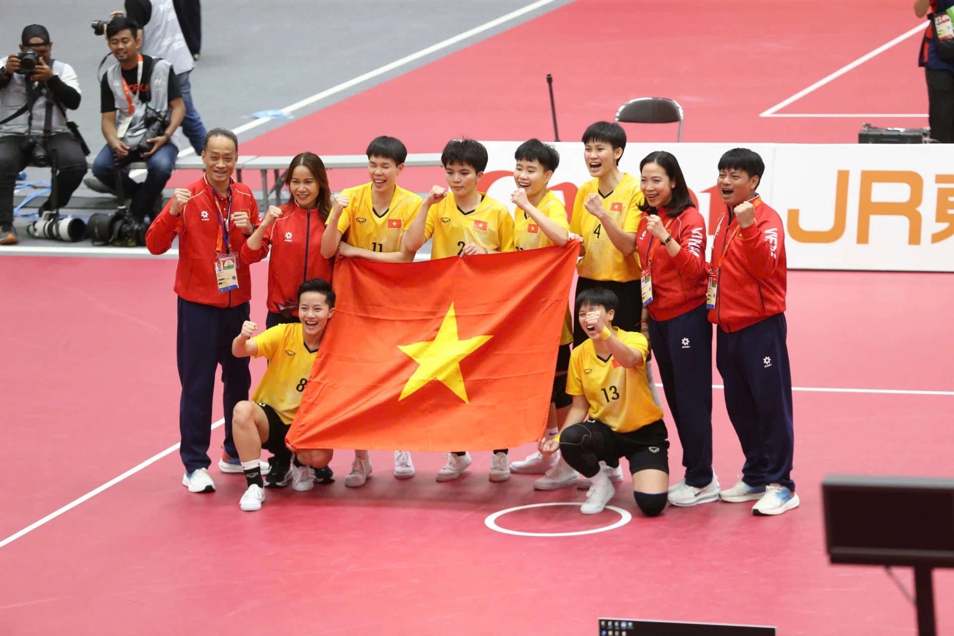 ASIAD 20: Cầu mây đem về tấm huy chương Vàng thứ 3 cho Đoàn Thể thao Việt Nam 1 Đội tuyển cầu mây xuất sắc đem về tấm HCV thứ 3 cho Đoàn Thể thao Việt Nam tại ASIAD 20. Ảnh: Bùi Lượng