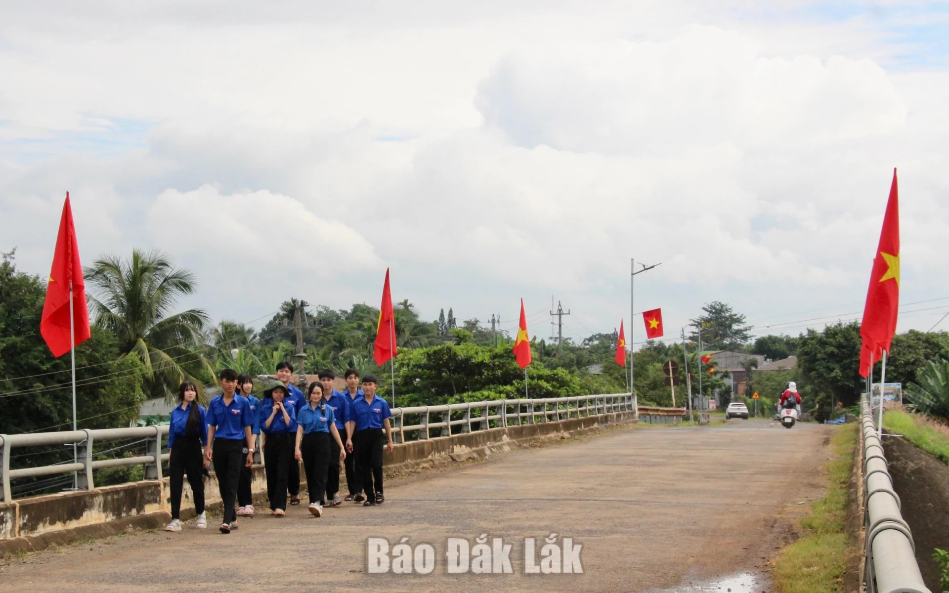 Tuổi trẻ góp sức dựng xây nông thôn mới 3 Công trình “Đường cờ Tổ quốc” dài hơn 1,5 km được tuổi trẻ xã Ea Nuôl thực hiện, tạo điểm nhấn cho cảnh quan nông thôn.