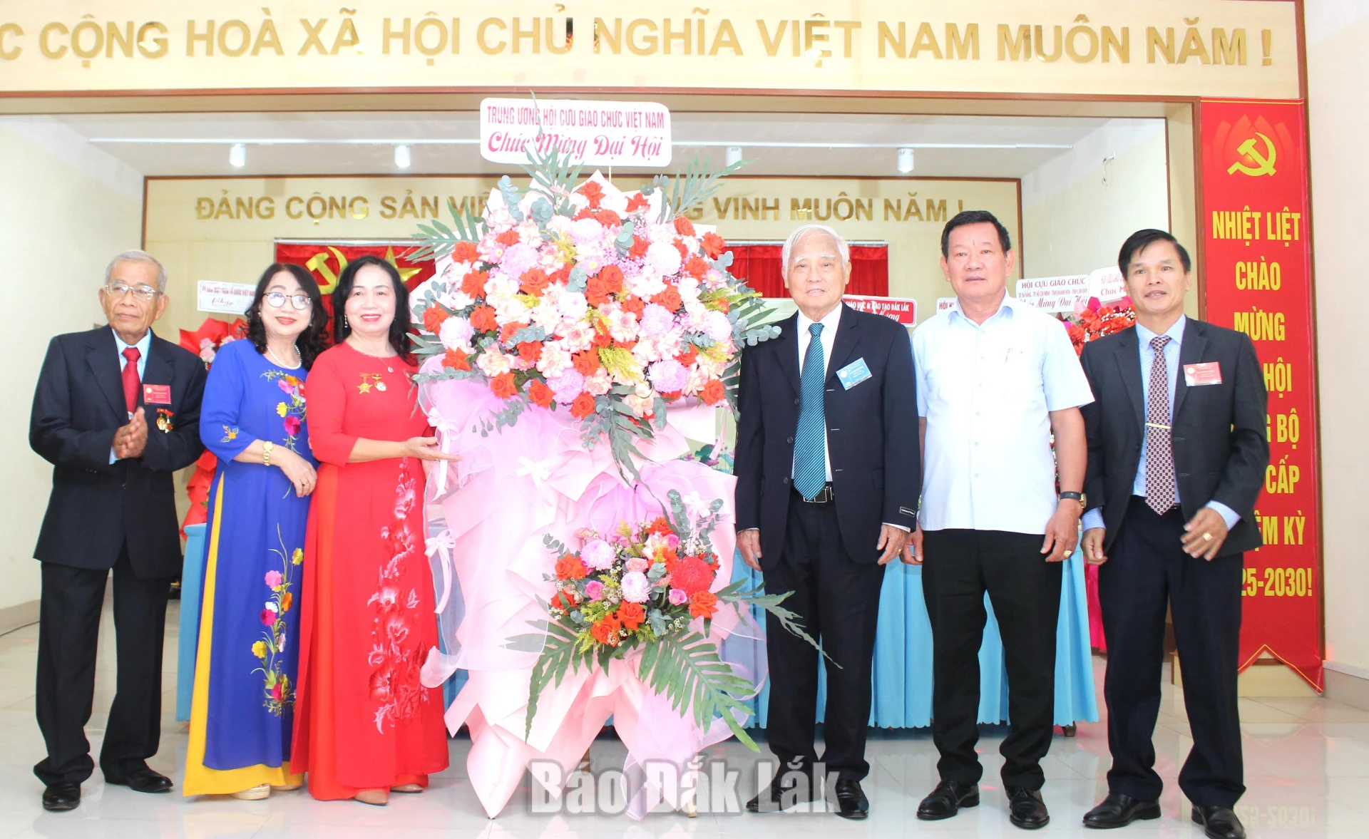 Trung ương Hội Cựu giáo chức Việt Nam tặng hoa mừng đại hội