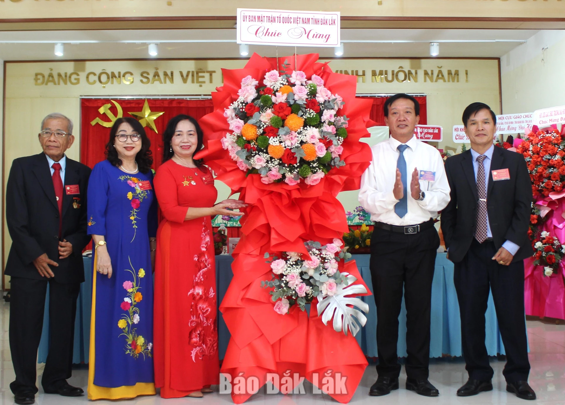  Ủy ban MTTQ Việt Nam tỉnh Đắk Lắk tặng hoa chúc mừng đại hội.