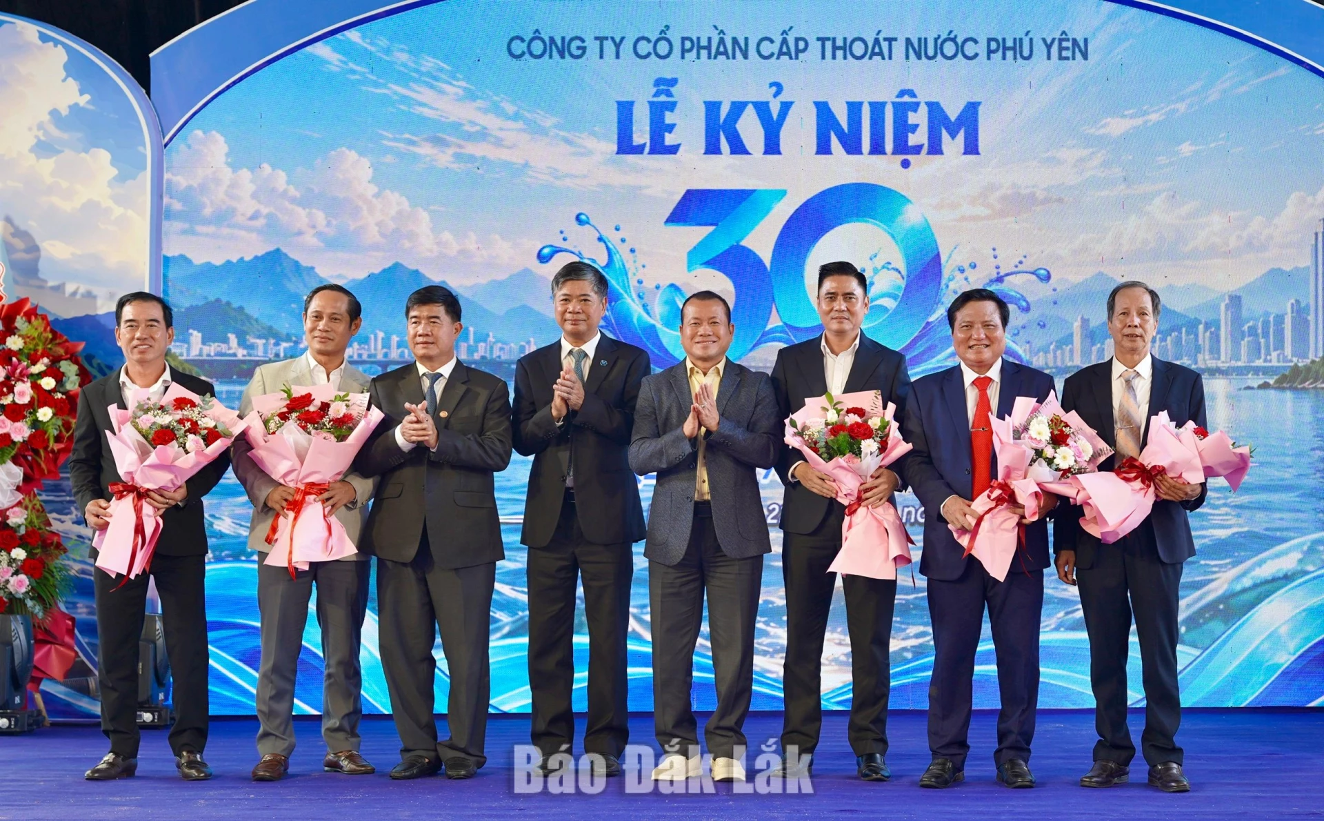 Công ty Cổ phần Cấp thoát nước Phú Yên kỷ niệm 30 năm thành lập 4 Hội đồng quản trị và Ban điều hành mới của công ty ra mắt tại buổi lễ