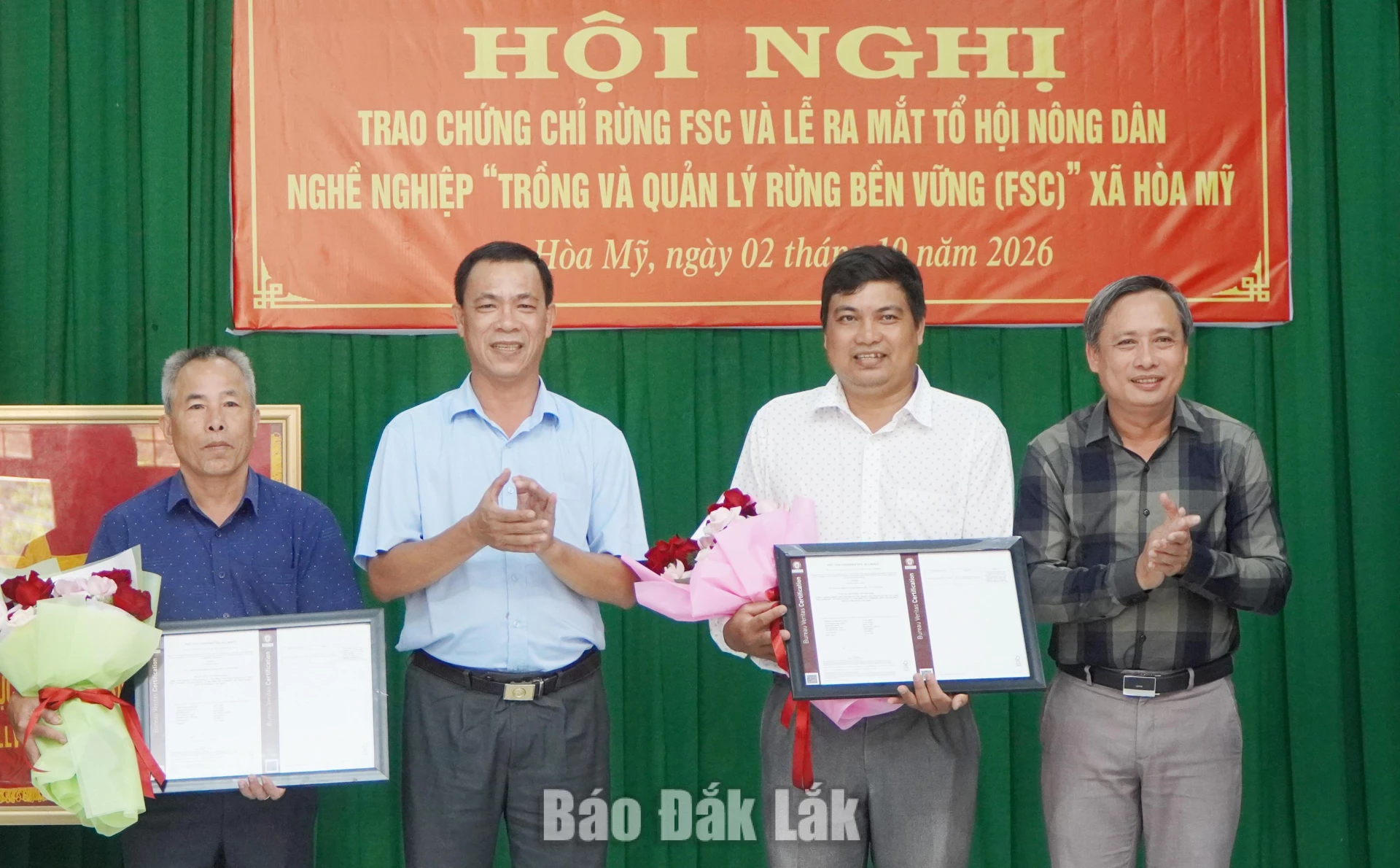 Trao chứng chỉ quản lý rừng bền vững cho các hợp tác xã 1 Lãnh đạo Liên minh hợp tác xã tỉnh và xã Hòa Mỹ trao chứng chỉ rừng FSC và hoa chúc mừng cho các hợp tác xã.