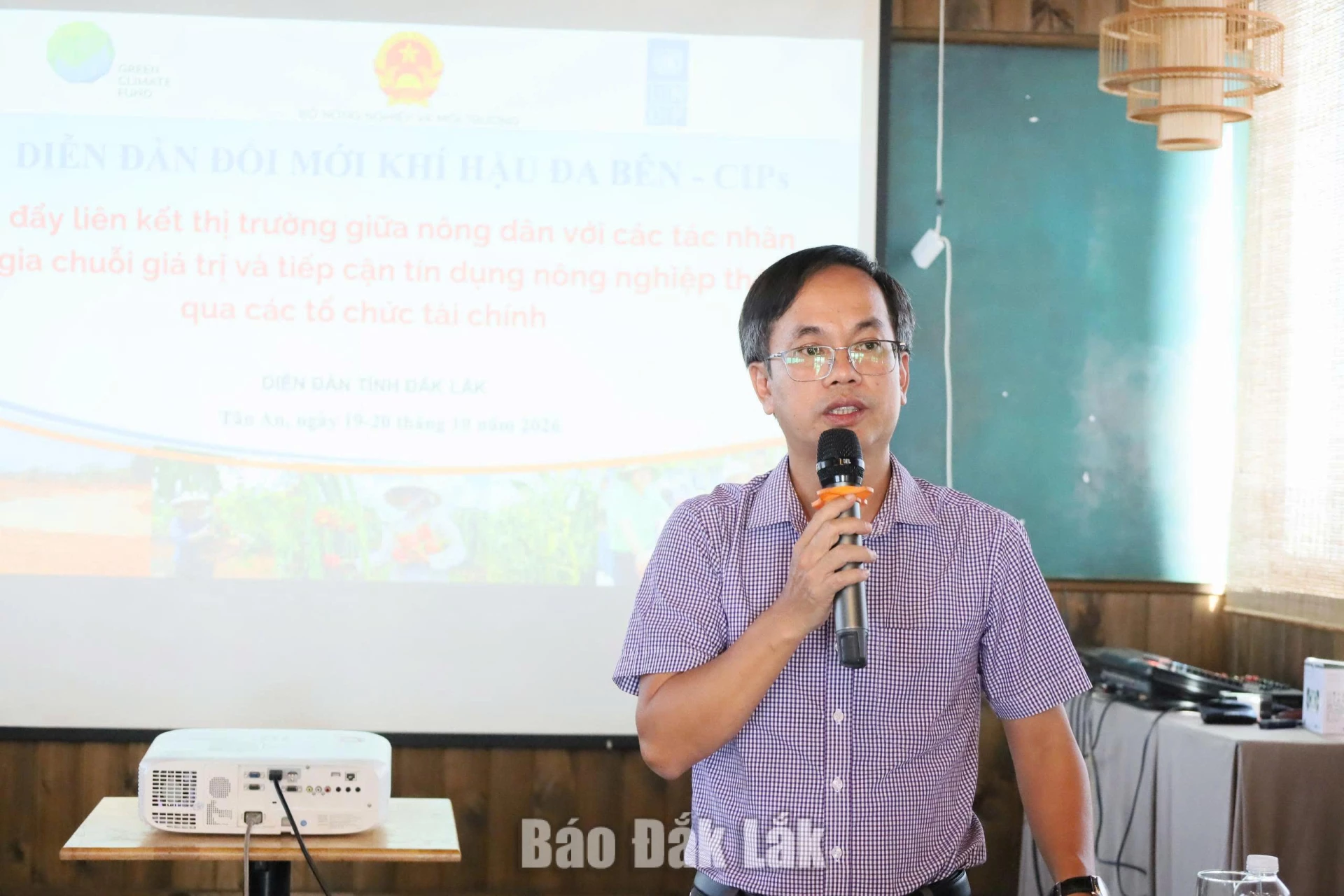 Tăng cường khả năng chống chịu cho nông nghiệp quy mô nhỏ trên địa bàn Đắk Lắk 1 Ông Phạm Ngọc Nam, Phó Giám đốc Ban Quản lý Dự án SACCR tỉnh Đắk Lắk phát biểu khai mạc.