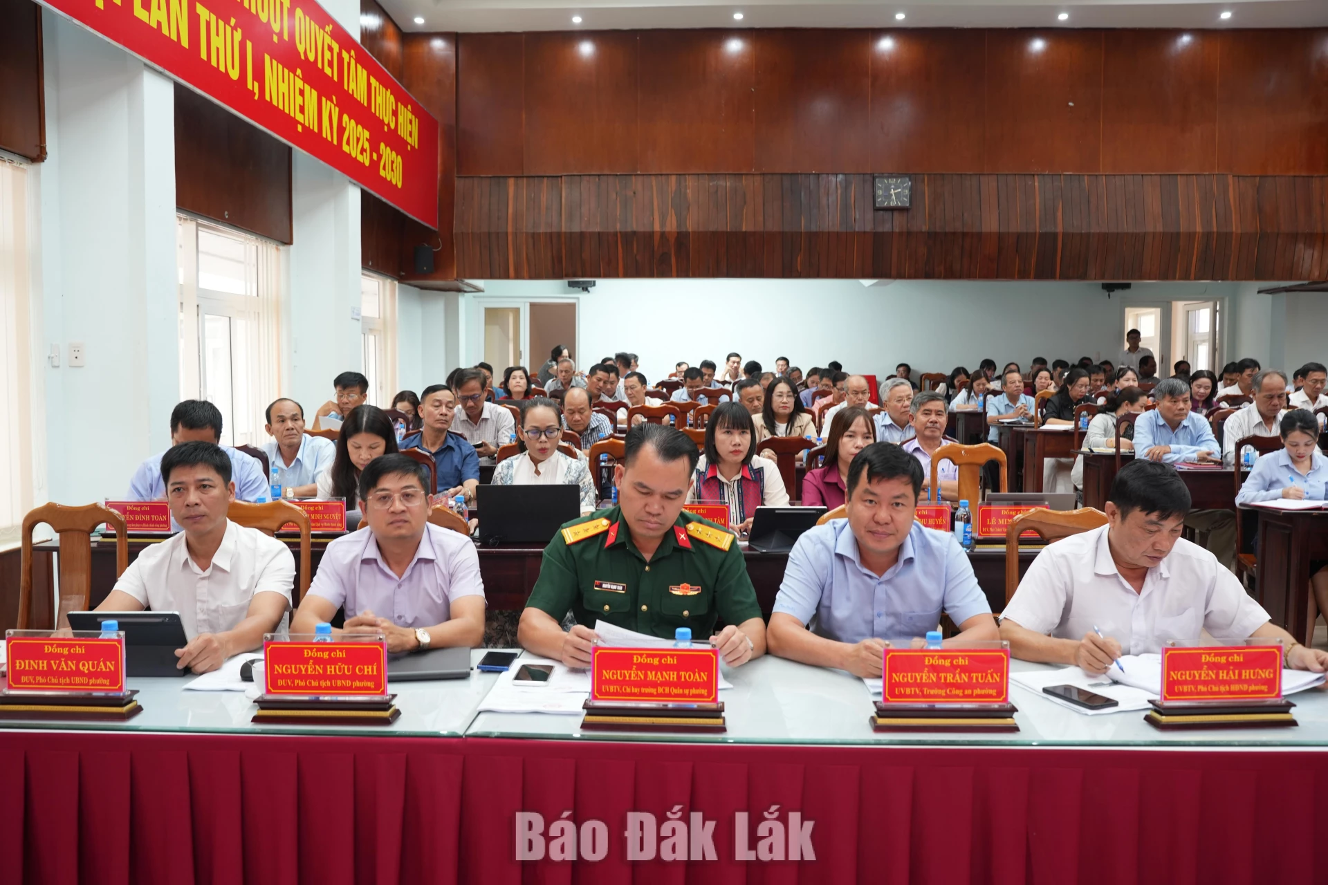 Phường Buôn Ma Thuột: 9 tháng thu ngân sách đạt hơn 2.242 tỷ đồng 2 Đại biểu dự hội nghị.
