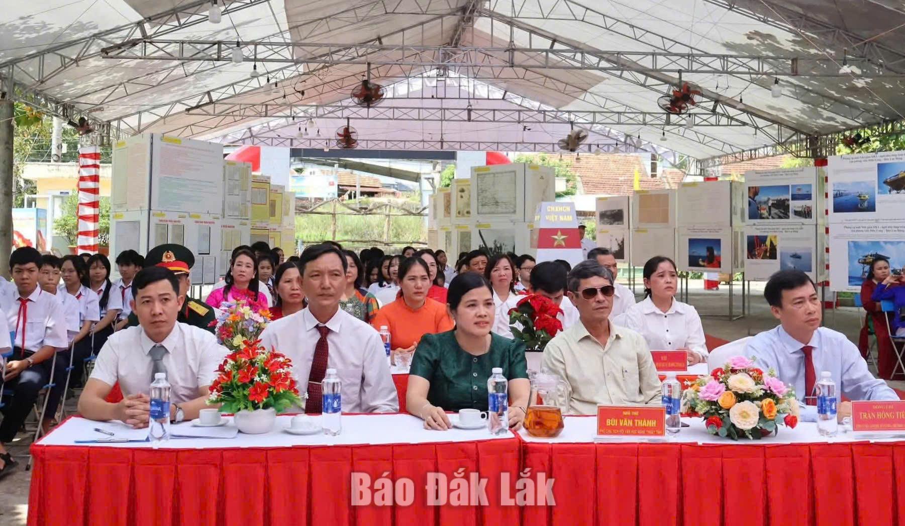 Hơn 2.000 lượt người tham quan triển lãm về Hoàng Sa, Trường Sa 2 Các đại biểu tham dự bế mạc Triển lãm lưu động “Hoàng Sa, Trường Sa của Việt Nam - Những bằng chứng lịch sử và pháp lý”.