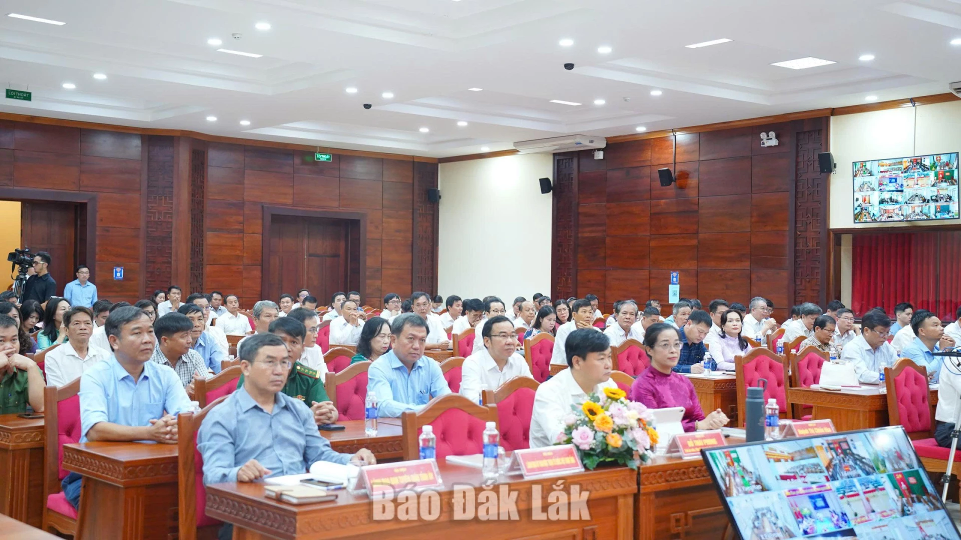 Tiếp tục đổi mới, nâng cao chất lượng giáo dục 1 Các đại biểu tham dự hội nghị.