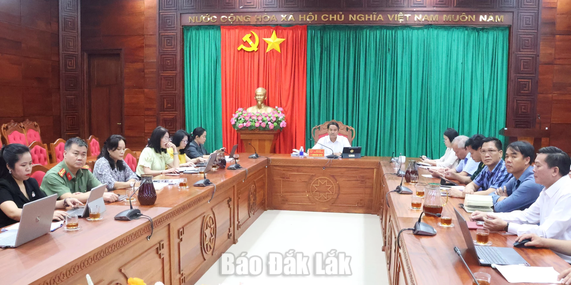 Sắp xếp cơ sở giáo dục phải nâng cao hiệu quả quản trị, chất lượng giáo dục 3 Các đại biểu tham dự cuộc họp tại điểm cầu Đắk Lắk.