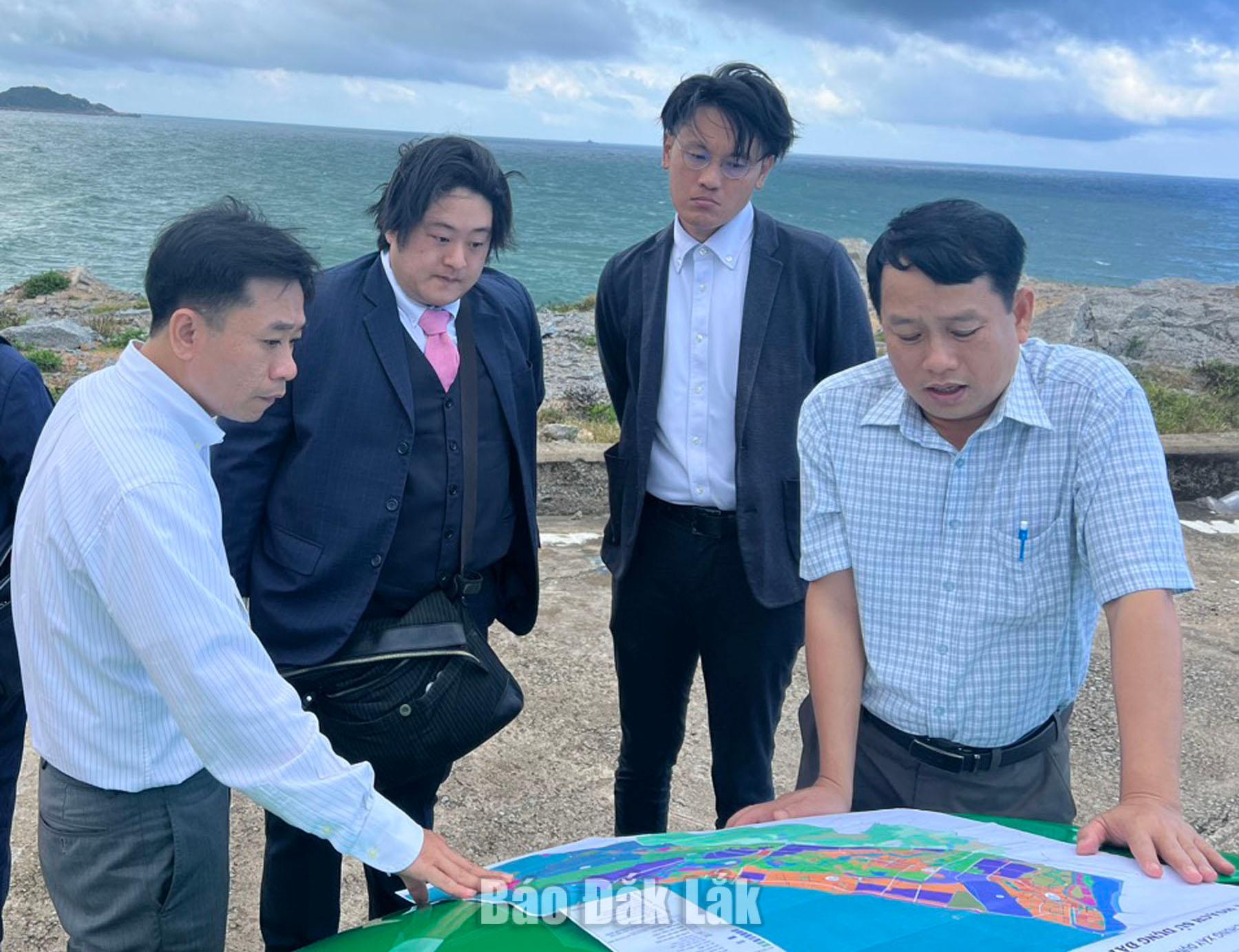 Các nhà đầu tư nước ngoài tìm hiểu cơ hội đầu tư tại khu vực phía Đông tỉnh.