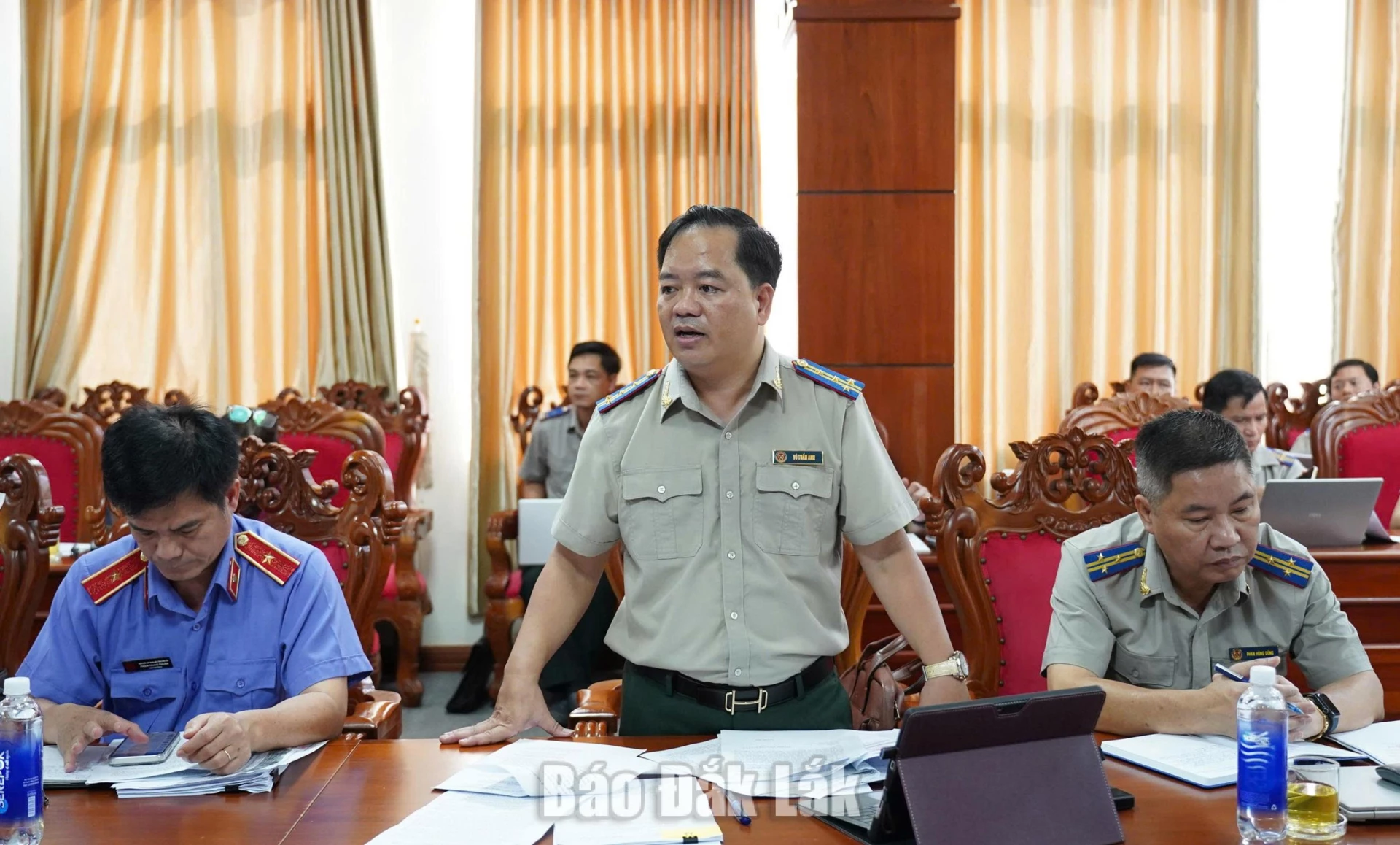 rưởng Thi hành án dân sự tỉnh Đắk Lắk Vũ Tuấn Anh báo cáo tại buổi làm việc về tình hình, kết quả thực hiện công tác THADS.
