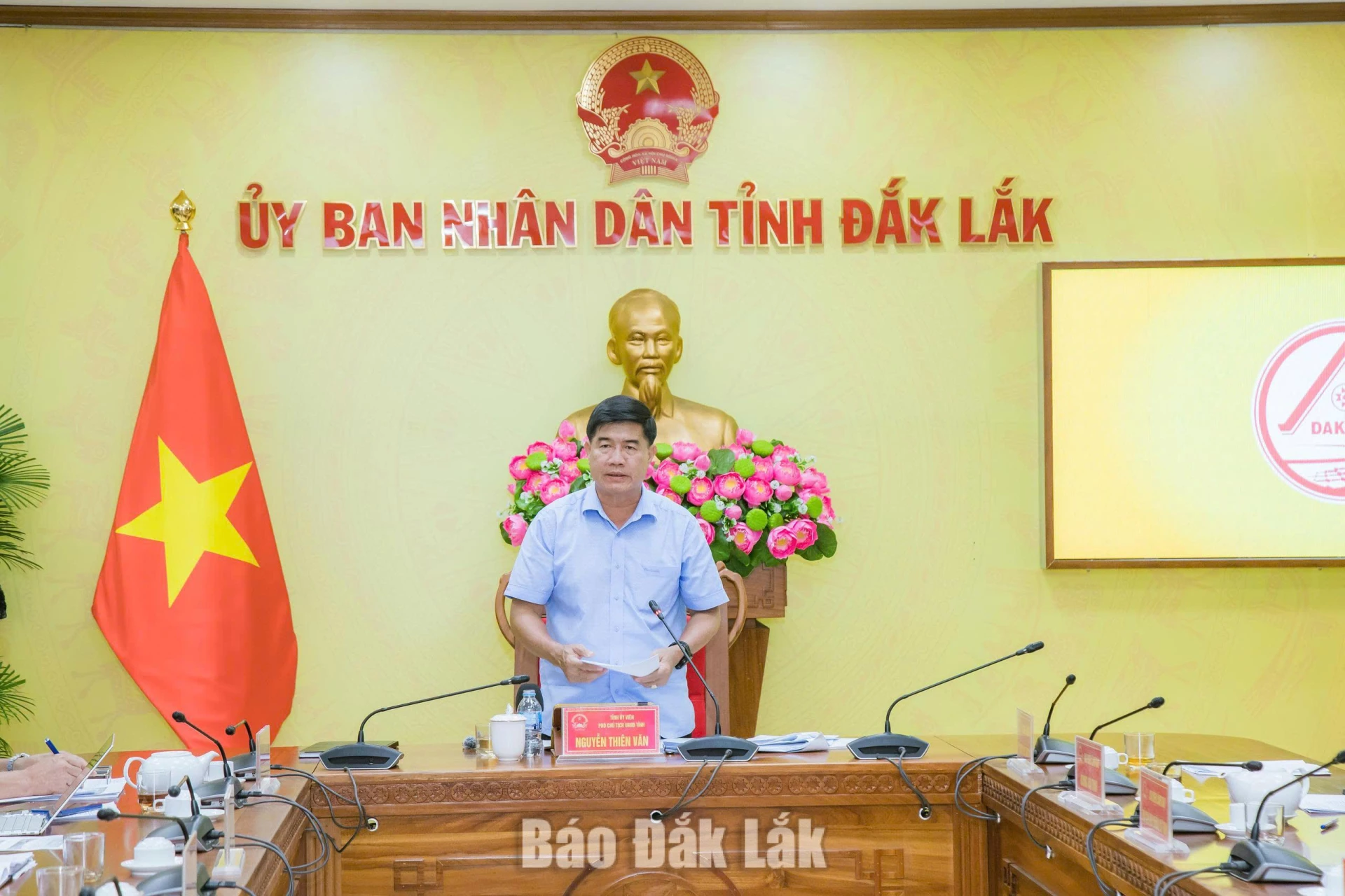 Bàn giải pháp cấp bách phòng, chống hạn hán tại 68 xã, phường phía Tây tỉnh 1 Phó Chủ tịch UBND tỉnh Nguyễn Thiên Văn chủ trì cuộc họp.
