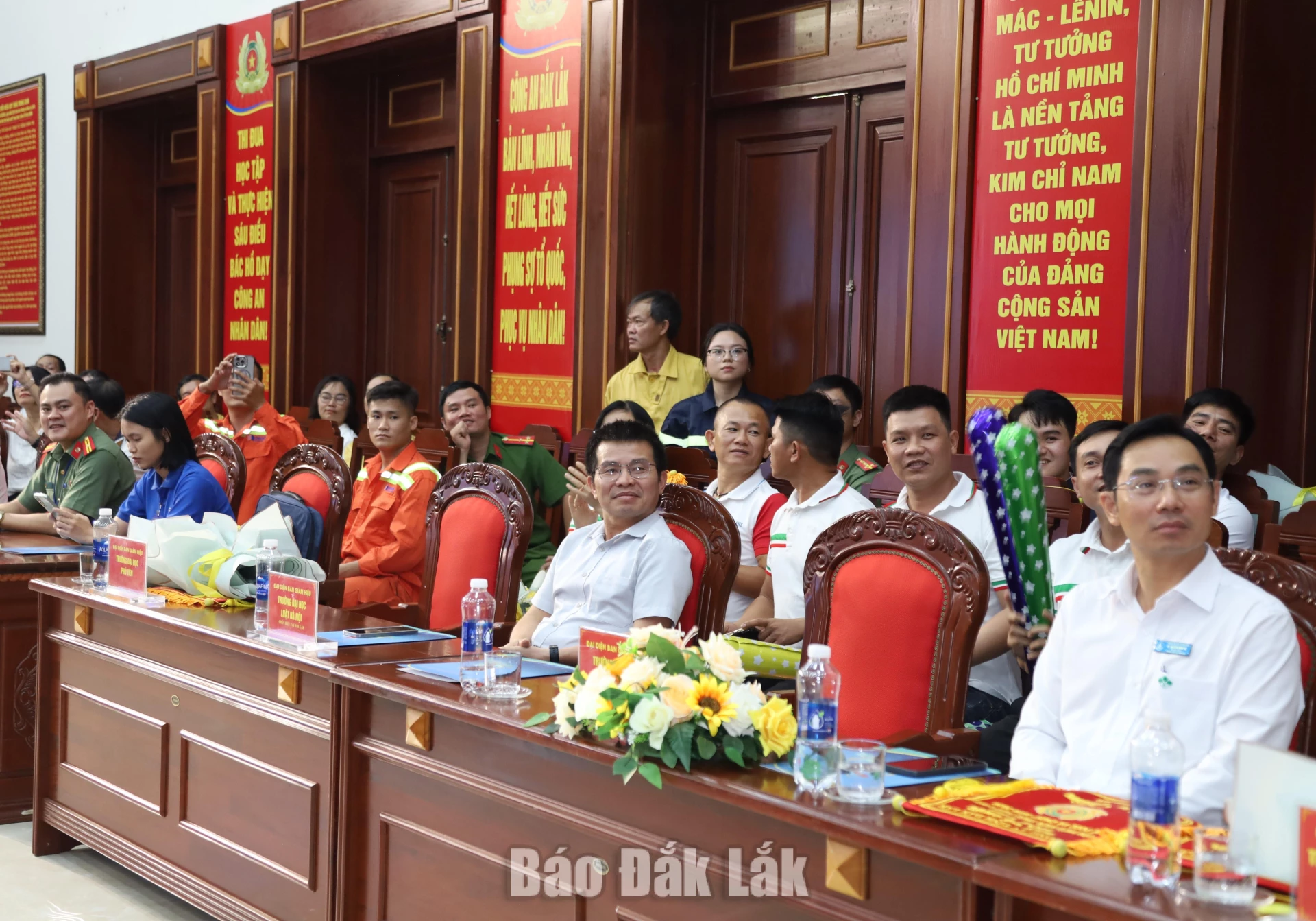 Sôi nổi Hội thi tìm hiểu pháp luật về PCCC và CNCH 1 Các đại biểu tham dự hội thi.