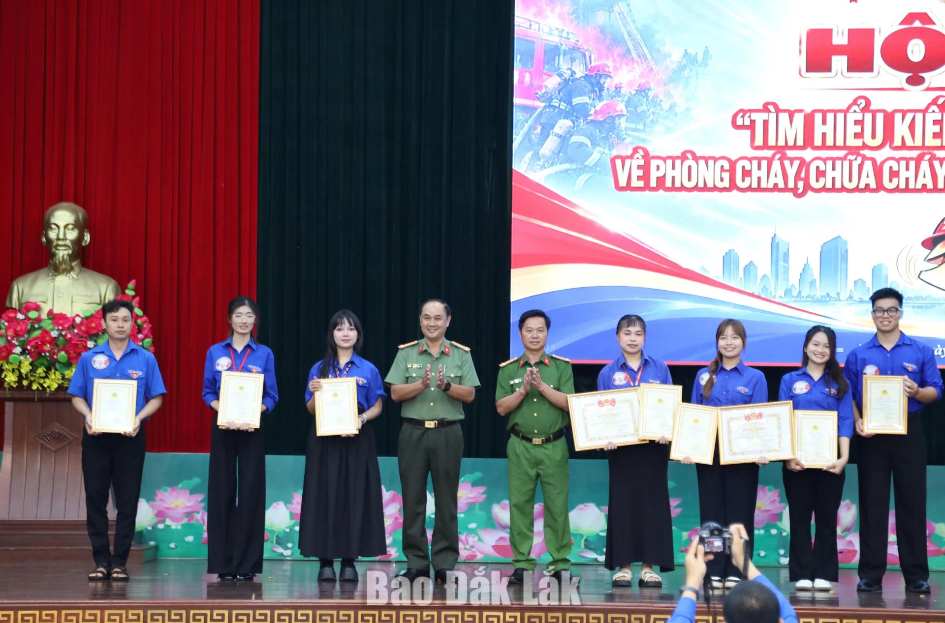 Sôi nổi Hội thi tìm hiểu pháp luật về PCCC và CNCH 6 Ban tổ chức trao giải cho các thí sinh đạt thành tích cao trong nội dung thi “Rung chuông vàng”