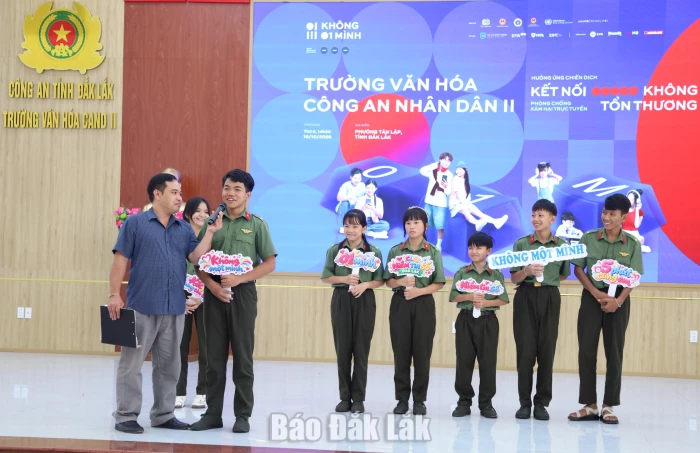 Trang bị kỹ năng phòng, chống xâm hại trực tuyến cho học sinh 3 Các em học sinh tham gia hoạt động tương tác với đại sứ truyền thông về chia sẻ mong muốn được thầy cô, cha mẹ, cộng đồng thấu hiểu