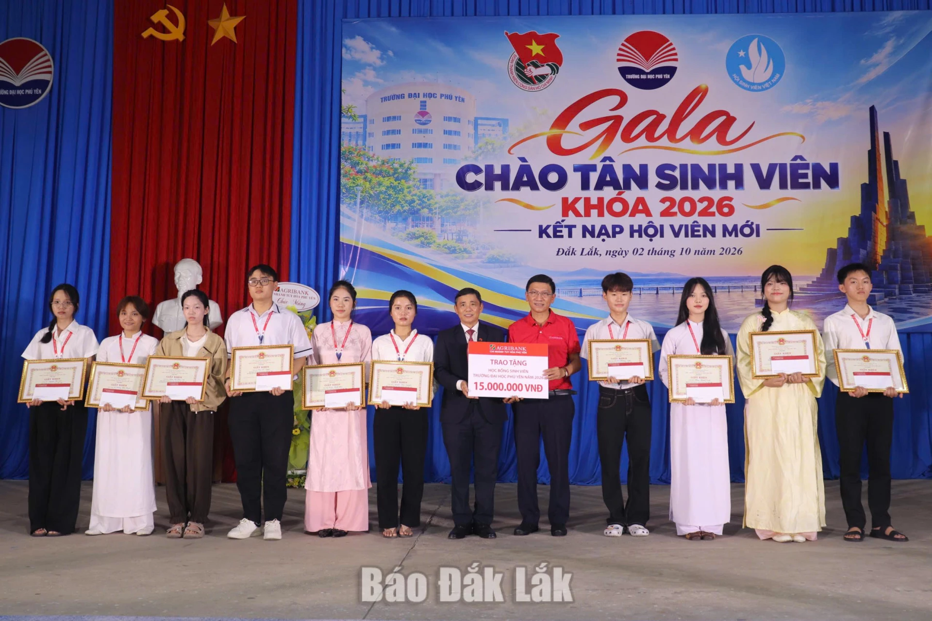 584 tân sinh viên nhập học Trường Đại học Phú Yên 1 Lãnh đạo Trường Đại học Phú Yên trao học bổng cho các em sinh viên.