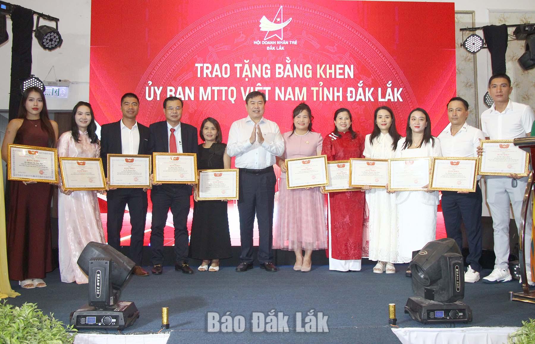 Hội Doanh nhân trẻ tỉnh tôn vinh các tập thể, cá nhân tiêu biểu 2 Phó Chủ tịch Thường trực Ủy ban MTTQ Việt Nam tỉnh Trần Hữu Thế tặng bằng khen cho các cá nhân, tập thể có nhiều đóng góp trong công tác an sinh xã hội năm 2026.
