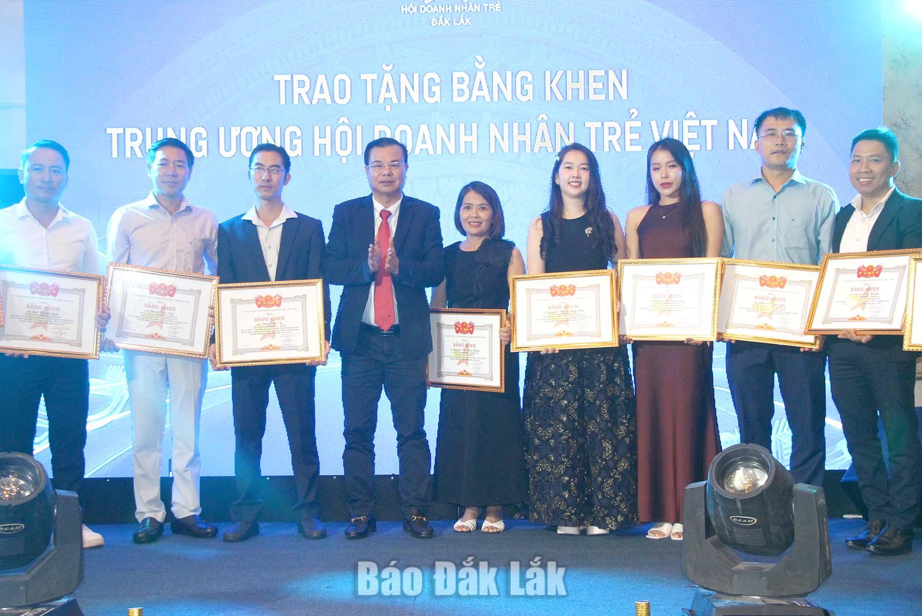 Hội Doanh nhân trẻ tỉnh tôn vinh các tập thể, cá nhân tiêu biểu 3 Chủ tịch Hội Doanh nhân trẻ tỉnh Nguyễn Huỳnh Vĩnh Huy tặng