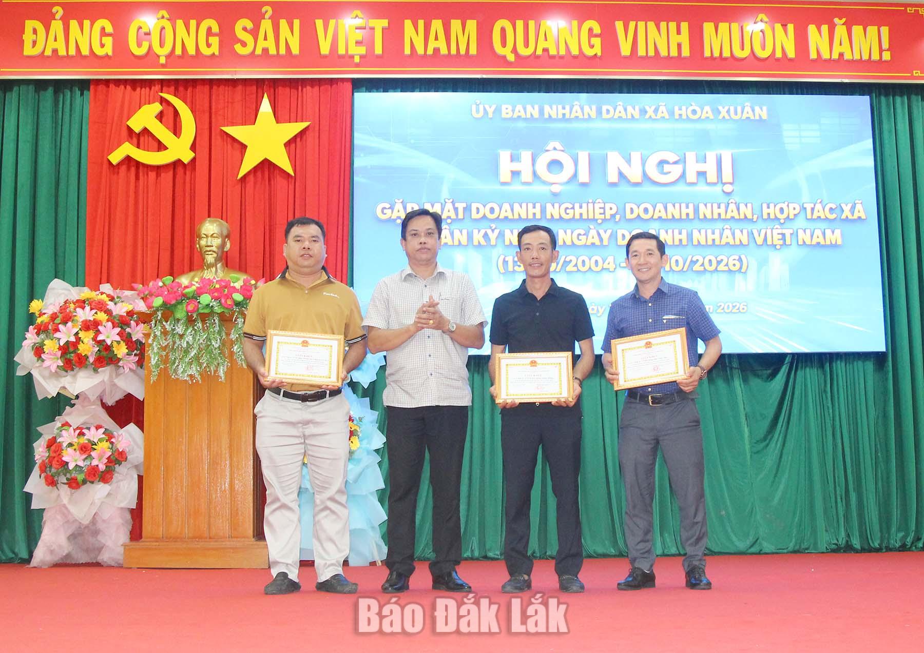 Hòa Xuân gặp mặt, đối thoại cùng doanh nghiệp 4 Chủ tịch UBND xã Hòa Xuân Hoàng Anh Tuấn tặng giấy khen cho các doanh nghiệp.