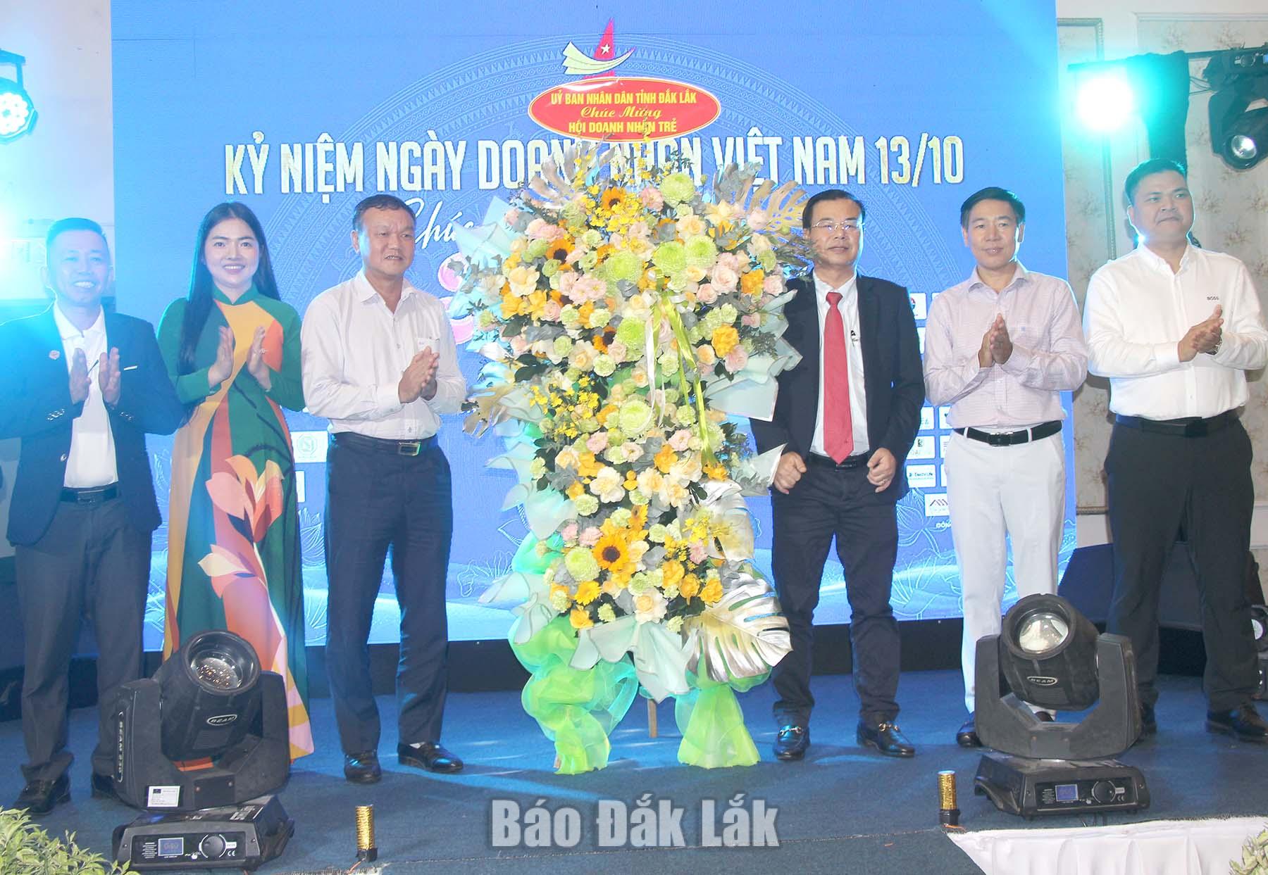 Hội Doanh nhân trẻ tỉnh tôn vinh các tập thể, cá nhân tiêu biểu 1 Phó Chủ tịch UBND tỉnh Đào Mỹ tặng hoa chúc mừng Hội Doanh nhân trẻ tỉnh.