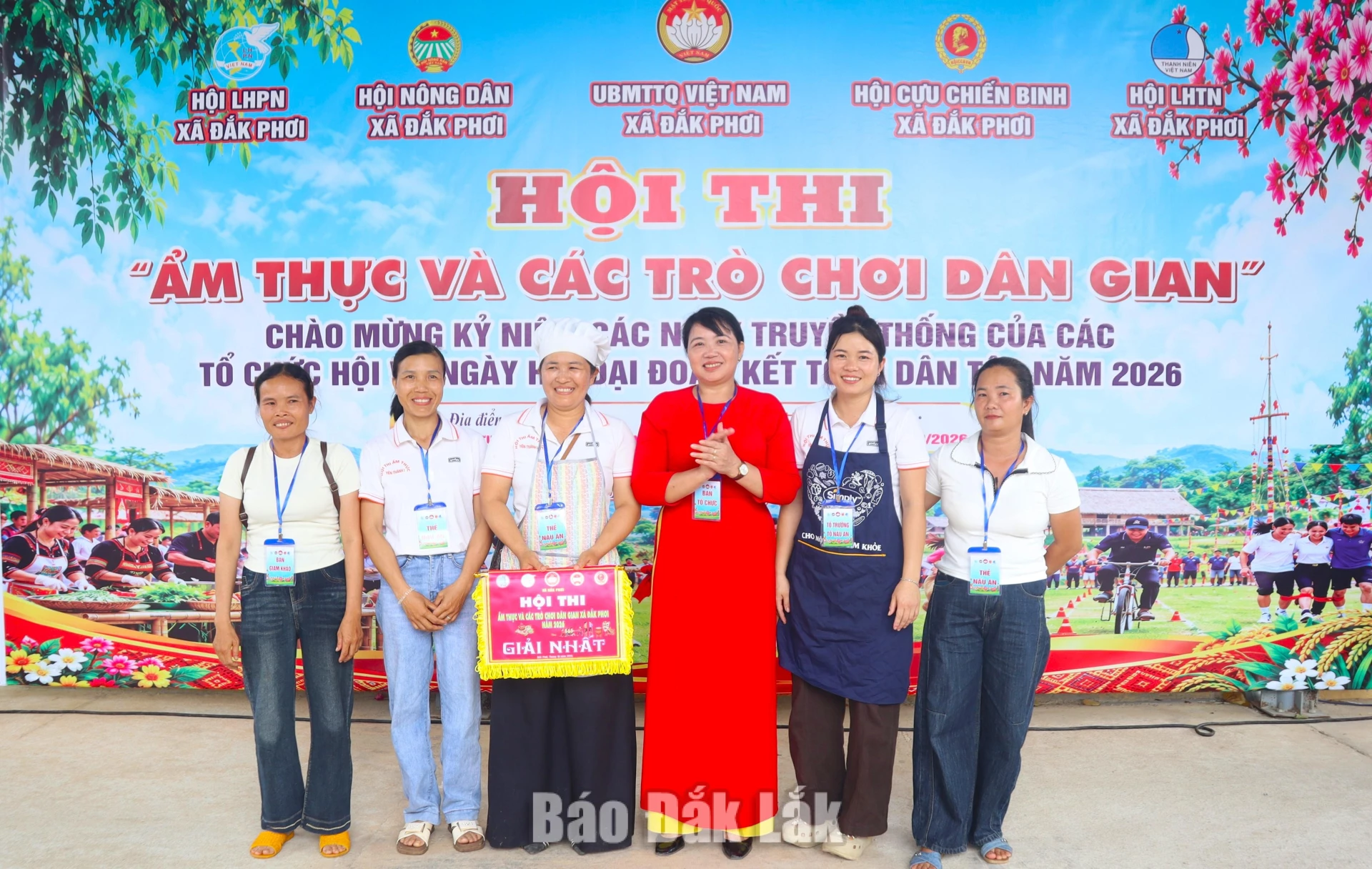 Xã Đắk Phơi: Sôi nổi Hội thi ẩm thực và trò chơi dân gian năm 2026 3 Bà Nguyễn Thị Bích, Chủ tịch Ủy ban MTTQ Việt Nam xã Đắk Phơi trao giải Nhất thi ẩm thực cho đội thôn Yên Thành.