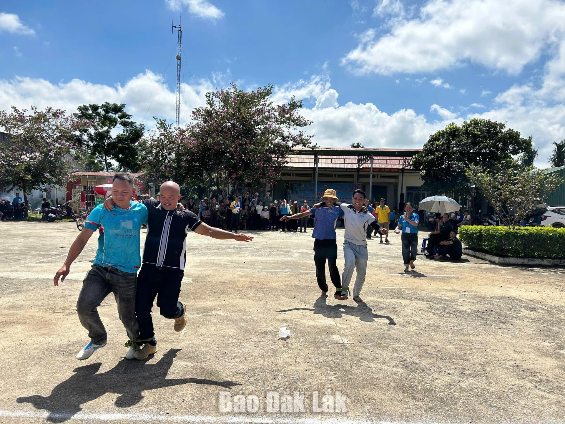 Xã Đắk Phơi: Sôi nổi Hội thi ẩm thực và trò chơi dân gian năm 2026 1 Các vận động viên tranh tài ở nội dung chạy 3 chân nam.