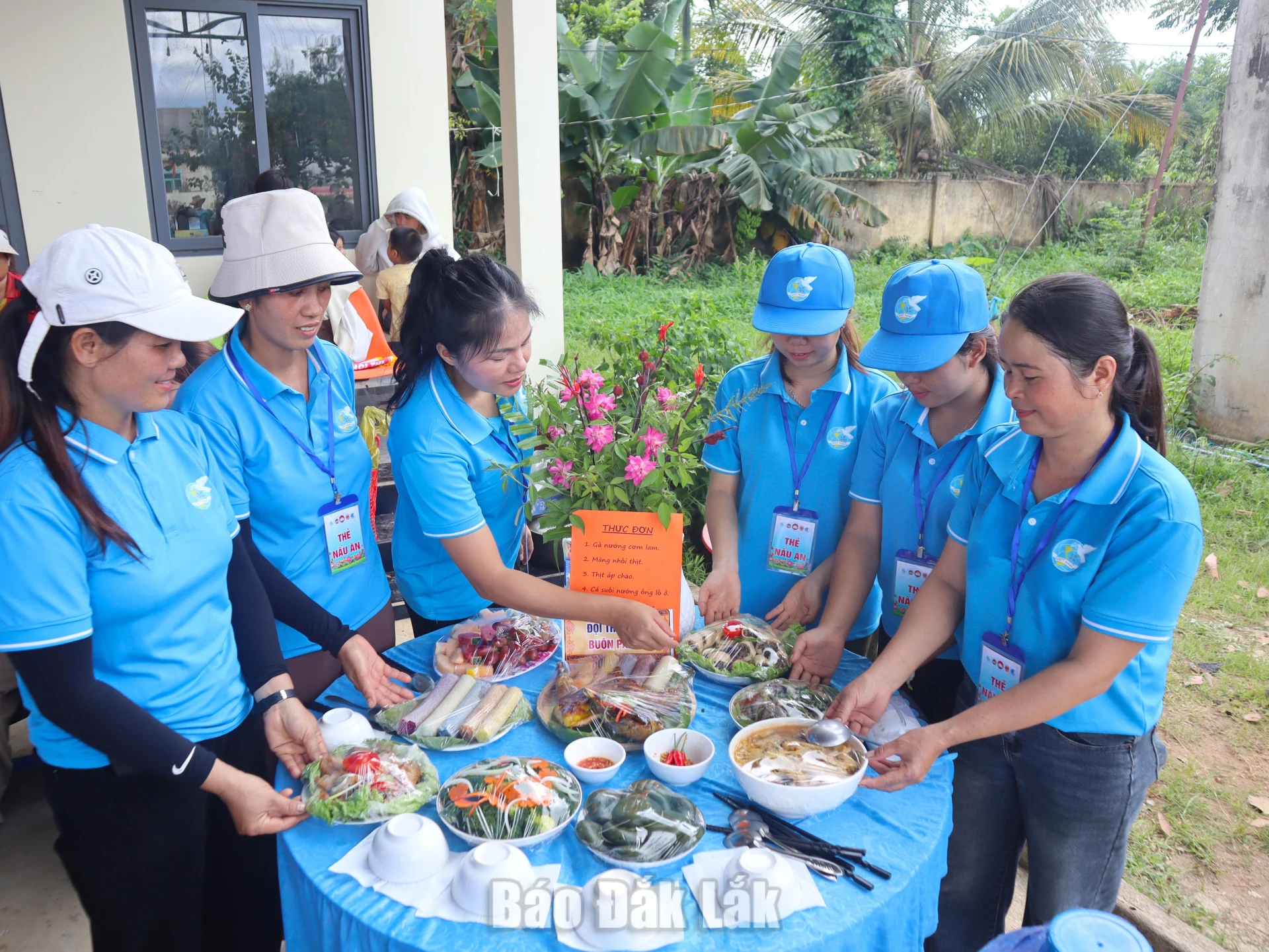 Xã Đắk Phơi: Sôi nổi Hội thi ẩm thực và trò chơi dân gian năm 2026 2
Đội thi buôn Pai Ar trình bày các món ăn tại Hội thi Ẩm thực xã Đắk Phơi năm 2026.