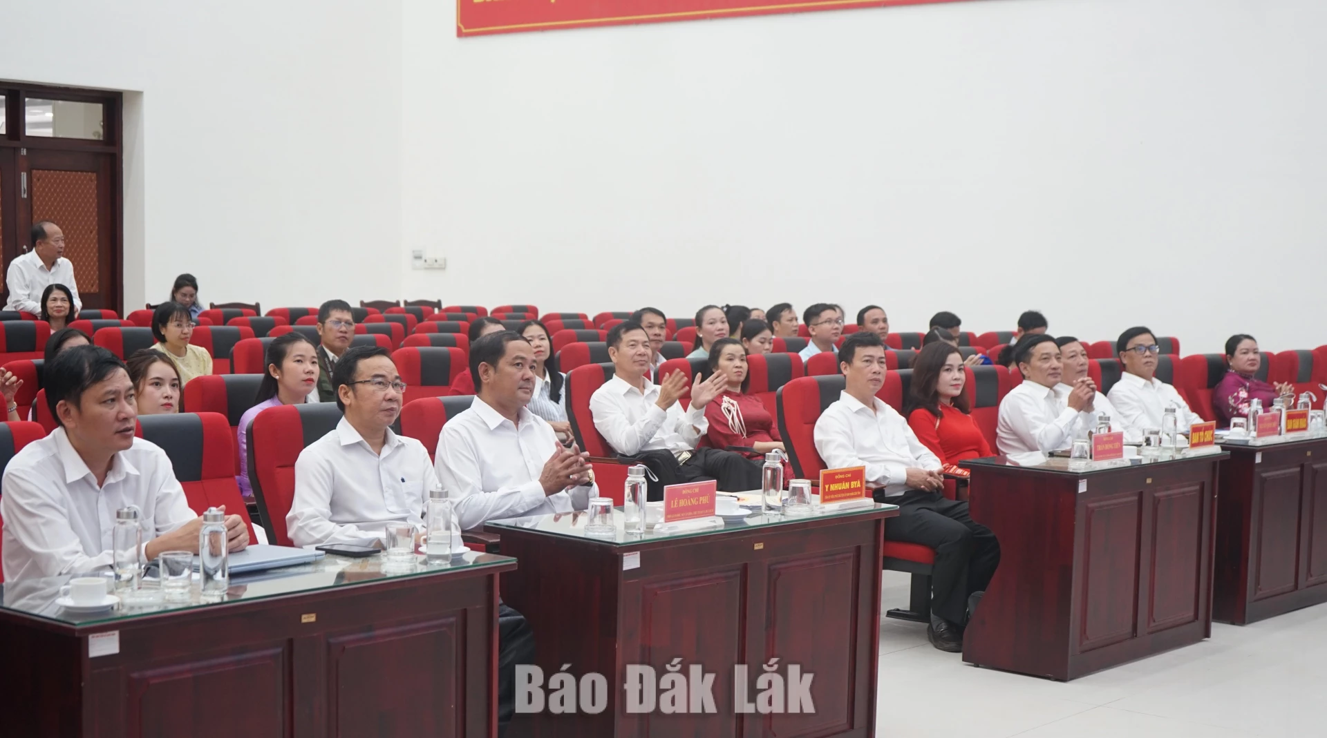 Trao giải cuộc thi "Gia đình Chuyển đổi số" tỉnh Đắk Lắk năm 2026 1 Đại biểu tham dự lễ tổng kết và trao giải cuộc thi