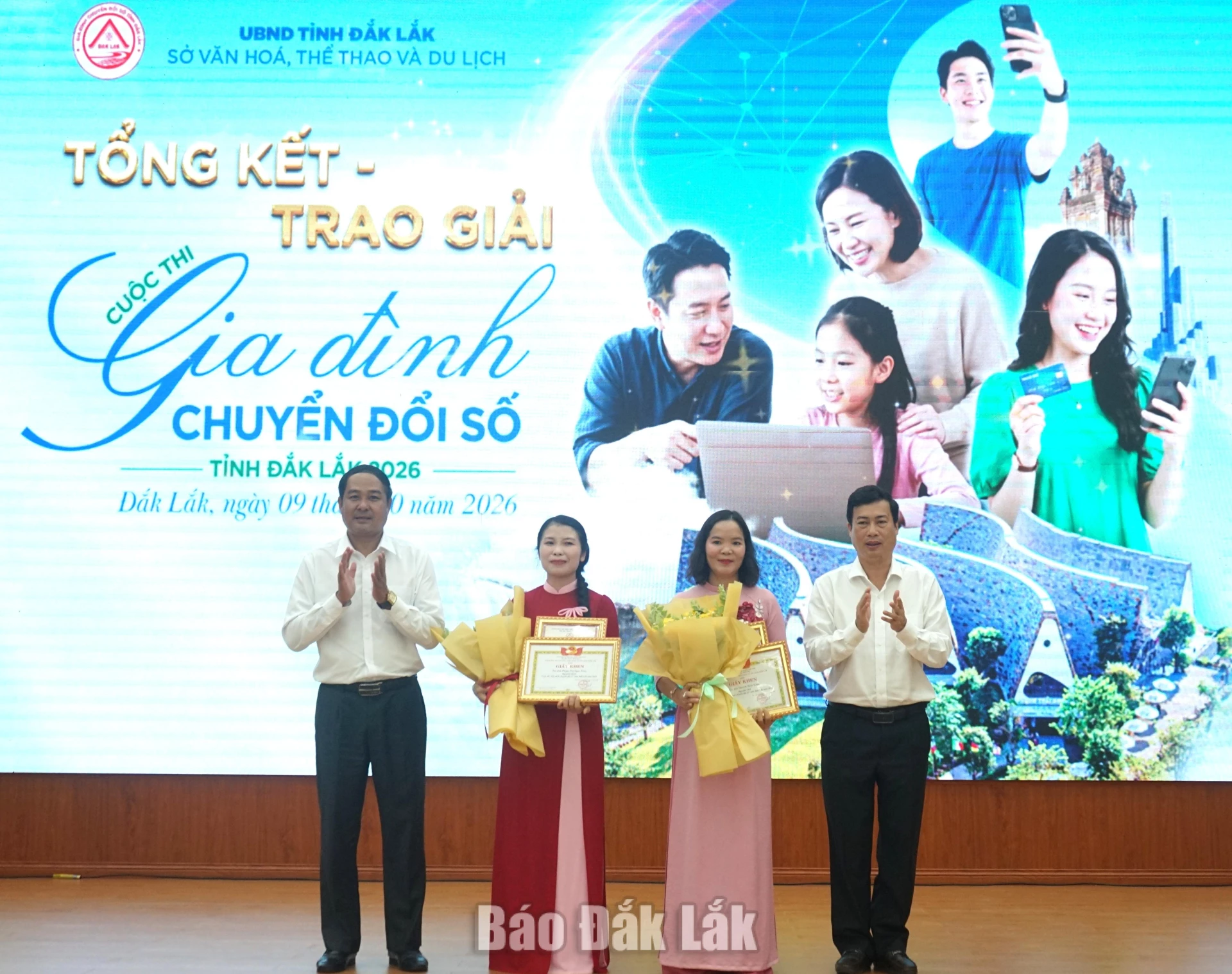 Trao giải cuộc thi "Gia đình Chuyển đổi số" tỉnh Đắk Lắk năm 2026 2 Đại diện lãnh đạo UBND tỉnh cùng Sở VHTT&DL trao giải Nhất cho các tác giả