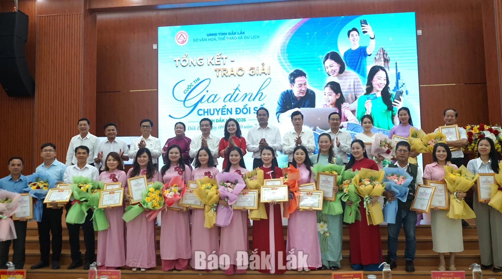 Trao giải cuộc thi "Gia đình Chuyển đổi số" tỉnh Đắk Lắk năm 2026 3 Các tác giả đạt giải chụp hình lưu niệm cùng đại biểu và Ban tổ chức cuộc thi
