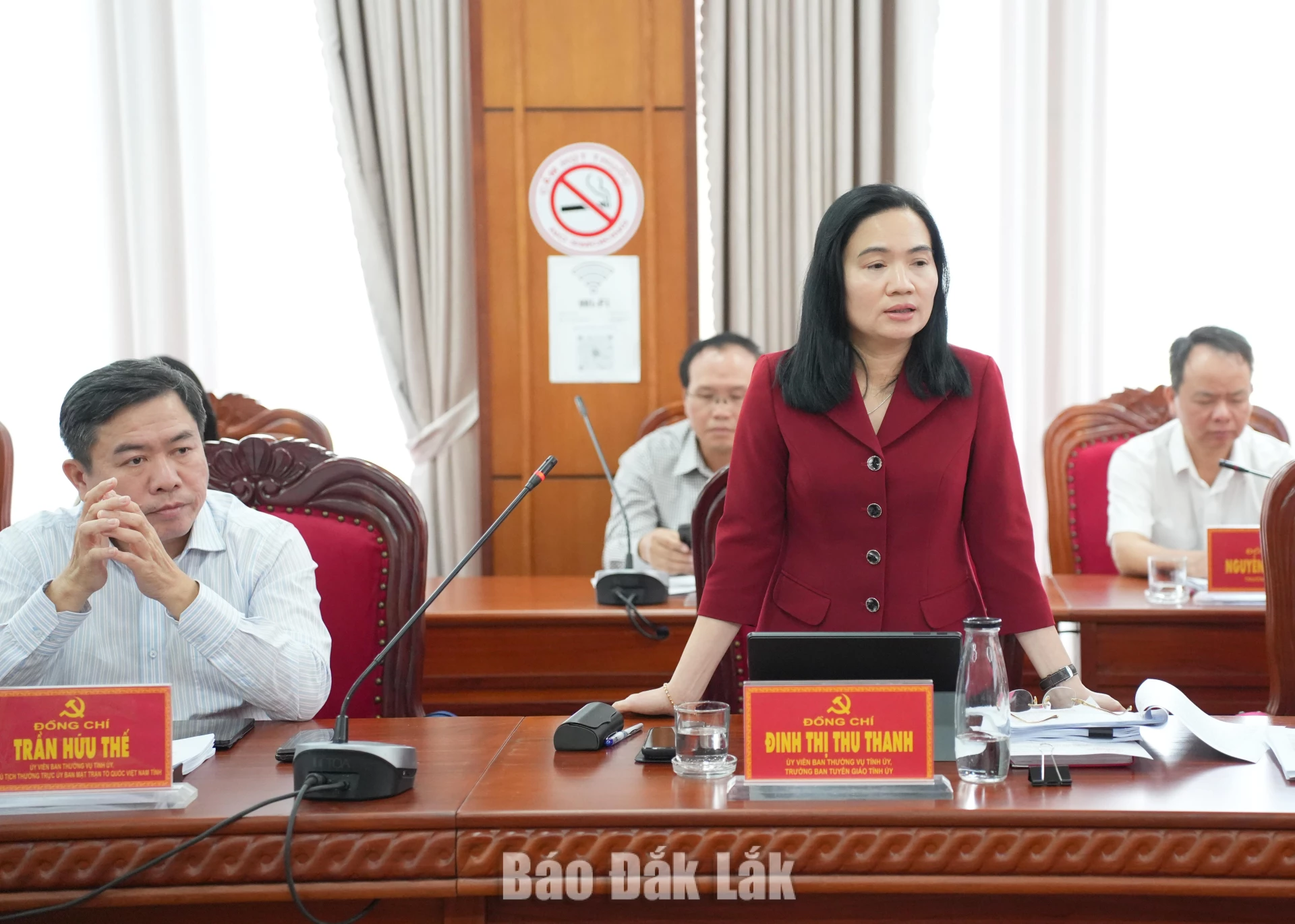 Đồng chí Đinh Thị Thu Thanh, Ủy viên Ban Thường vụ Tỉnh ủy, Trưởng Ban Tuyên giáo Tỉnh ủy phát biểu tại phiên họp.
