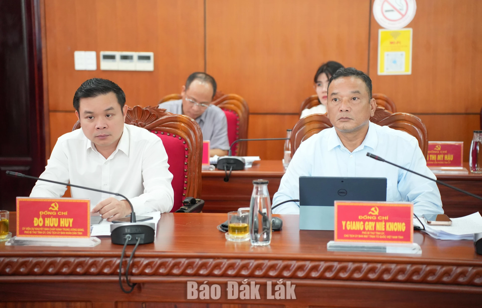 Các đồng chí: Đỗ Hữu Huy, Ủy viên dự khuyết Trung ương Đảng, Phó Bí thư Tỉnh ủy, Chủ tịch UBND tỉnh; Y Giang Gry Niê Knơng, Phó Bí thư Tỉnh ủy, Chủ tịch Ủy ban MTTQ Việt Nam tỉnh dự hội nghị.