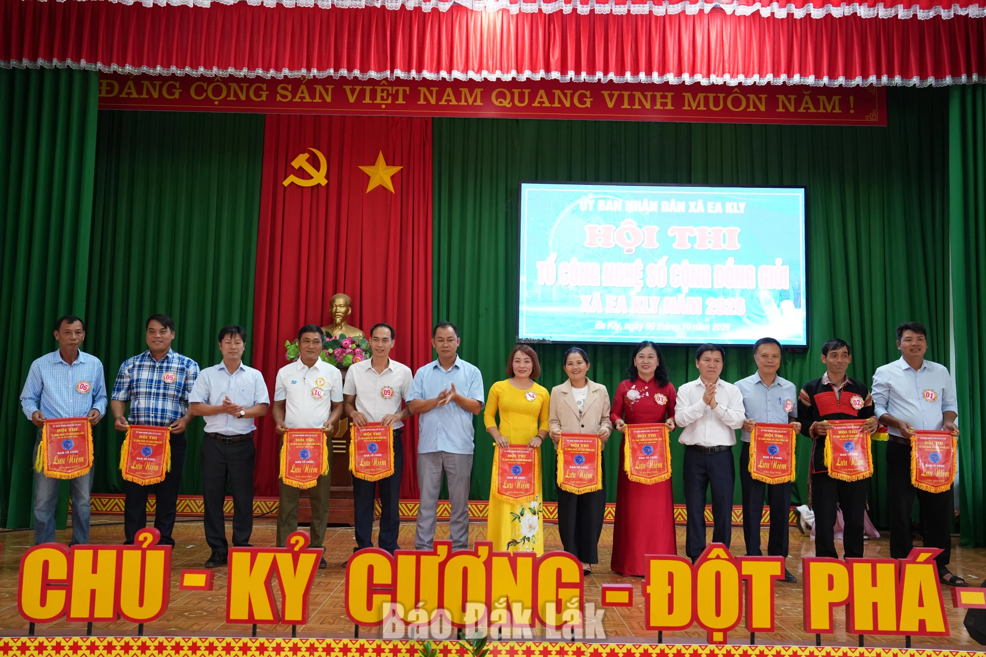Hội thi “Tổ công nghệ số cộng đồng giỏi” xã Ea Kly năm 2026 1 Ban tổ chức tặng cờ lưu niệm cho các đội tham gia hội thi.