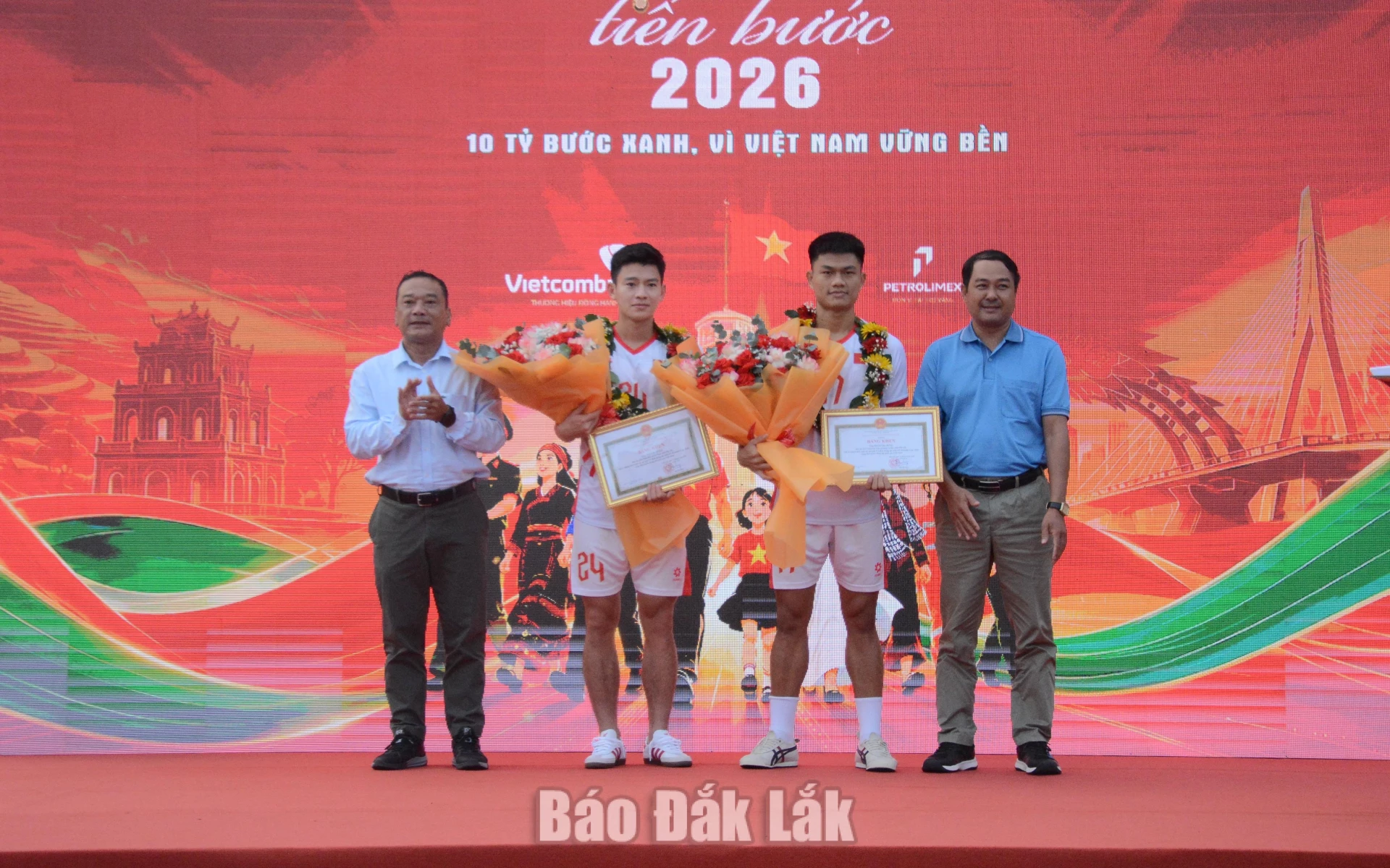 Giấc mơ châu Á của tuyển Việt Nam: Vẫn còn nhiều điều phải làm 1 Phạm Gia Hưng và Phan Tuấn Tài (thứ hai và thứ ba từ phải sang) - hai cầu thủ của Đắk Lắk, là các phương án thay thế nhân sự trong đội tuyển bóng đá nam Việt Nam.