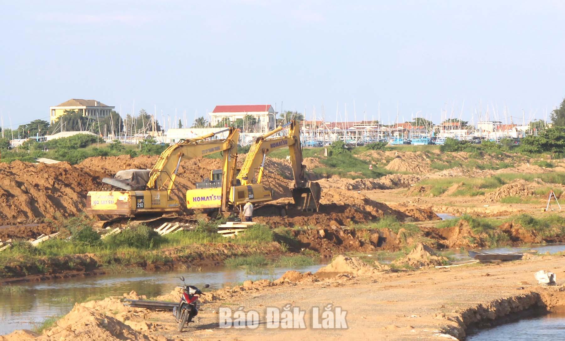 Đẩy nhanh giải ngân vốn đầu tư công, tạo động lực tăng trưởng 2 Thi công Dự án hạ tầng kỹ thuật khu dân cư phía Nam thuộc Khu đô thị mới Nam TP Tuy Hòa. Ảnh: N.Thanh