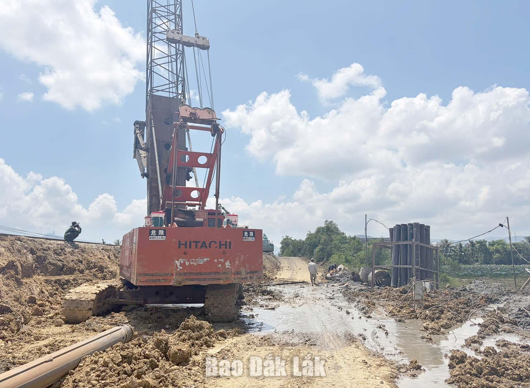 Hòa Xuân yêu cầu bảo đảm giao thông trong thi công đường sắt 1 Thi công đường sắt đoạn qua xã Hòa Xuân ảnh hưởng đến việc đi lại của người dân.