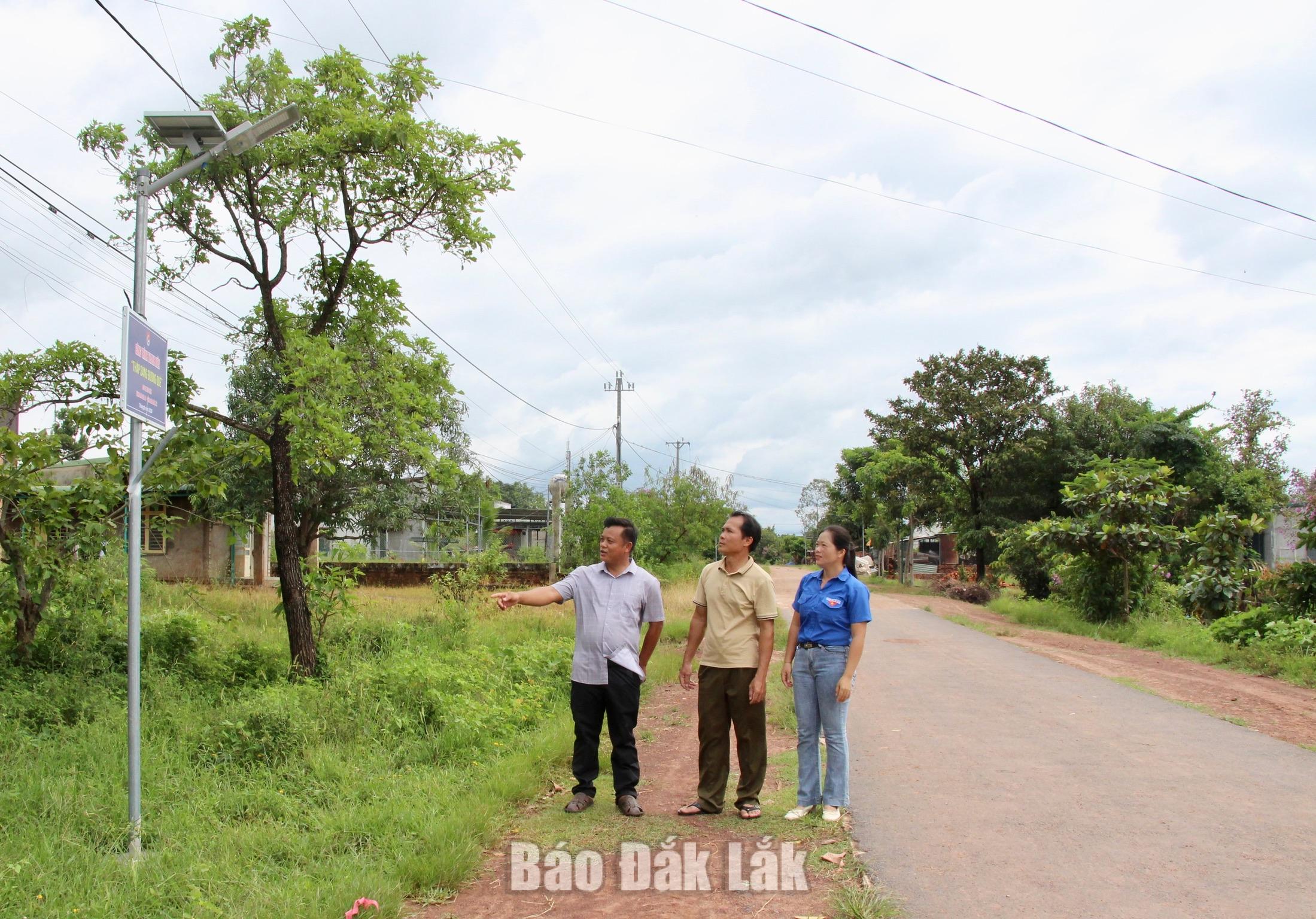 Tuổi trẻ góp sức dựng xây nông thôn mới 1 Hệ thống điện chiếu sáng đường dân sinh tại thôn 13, xã Ia Rvê giúp người dân thuận tiện hơn trong sinh hoạt, đi lại.