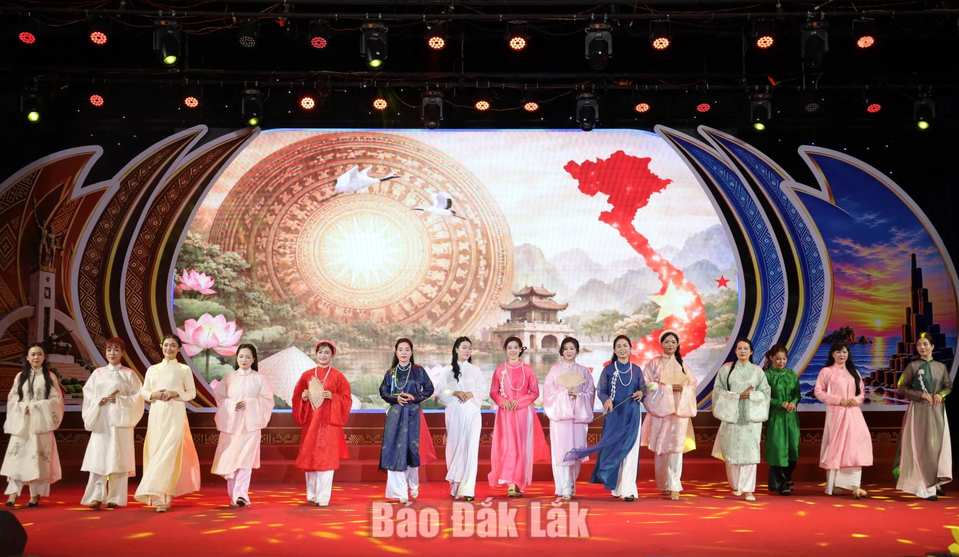 Rực rỡ sắc màu văn hóa trong Đêm hội Áo dài và trang phục dân tộc 5 Áo dài Việt Nam khoe sắc qua những thiết kế đa dạng, tôn vinh vẻ đẹp duyên dáng của người phụ nữ.