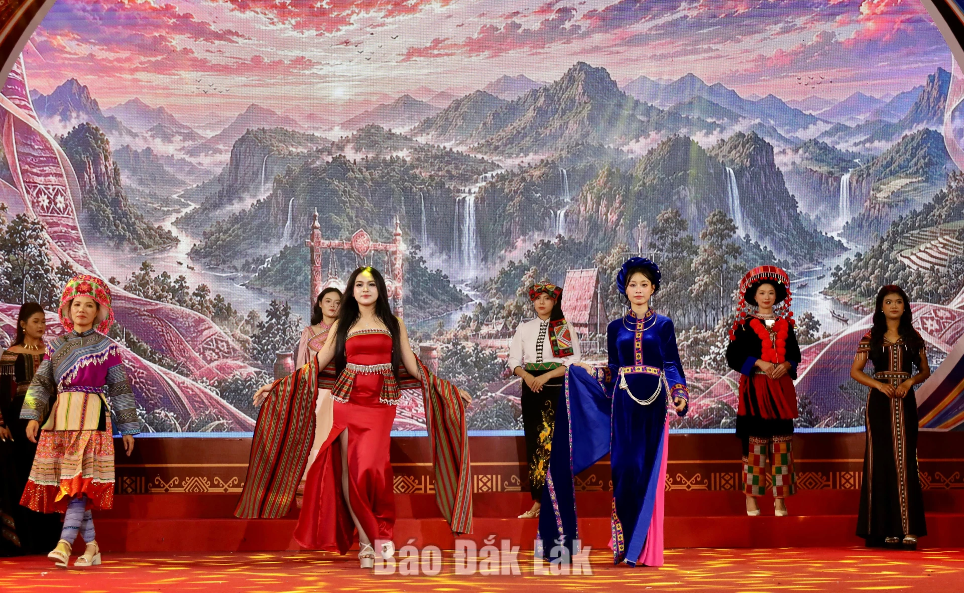 Rực rỡ sắc màu văn hóa trong Đêm hội Áo dài và trang phục dân tộc 7 trình diễn trang phục truyền thống của đồng bào các dân tộc, giới thiệu nét đẹp văn hóa vùng miền.