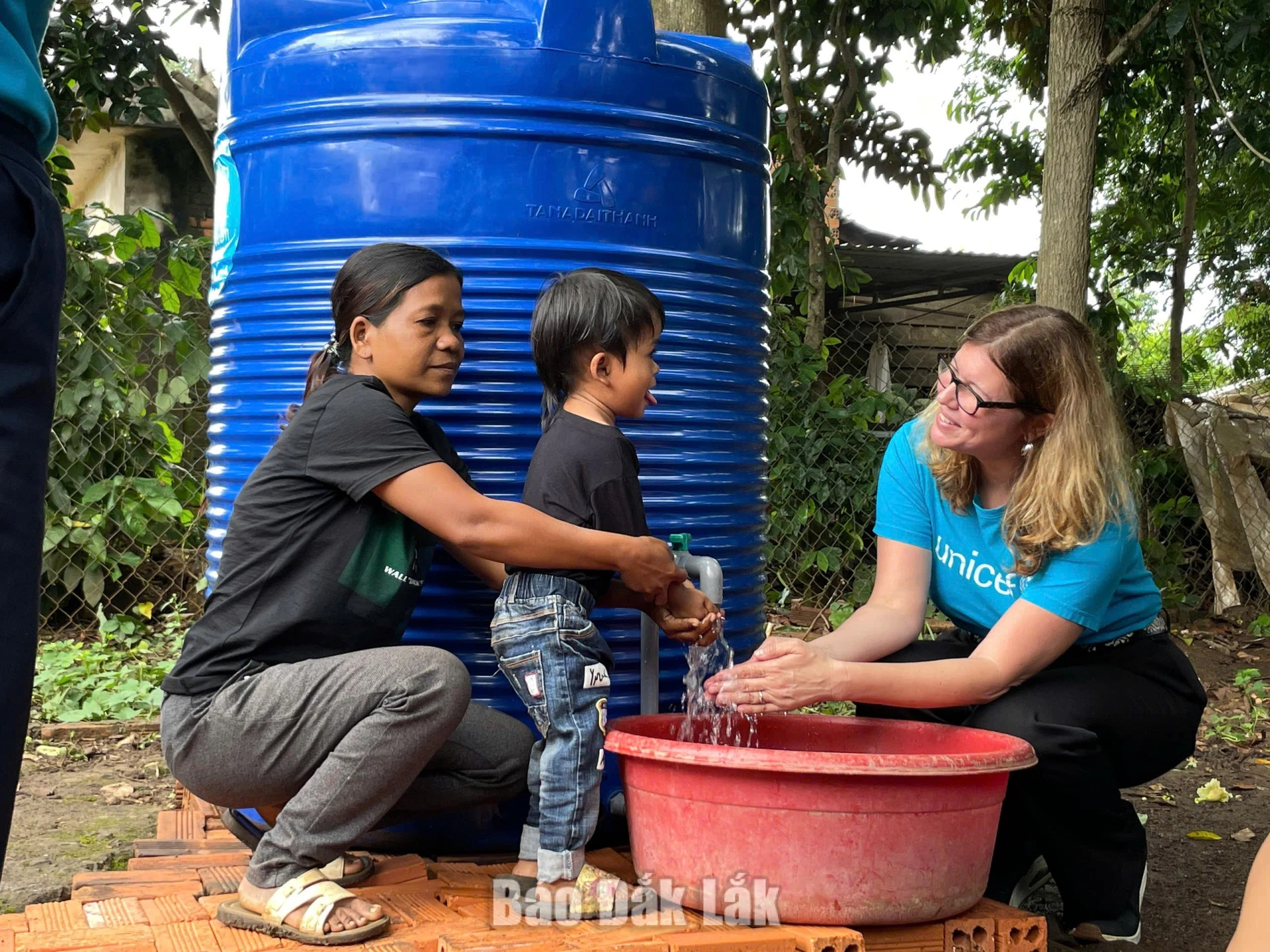 Bà Silvia Danailov, Trưởng đại diện UNICEF tại Việt Nam thăm hộ gia đình được nhận hỗ trợ bồn nước.
