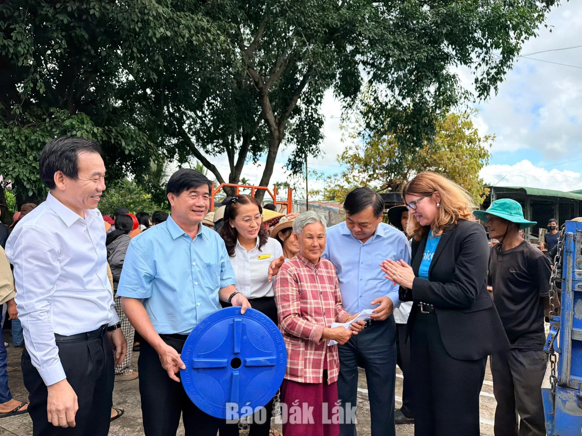 Người dân ở xã Ea Phê được hỗ trợ bồn nước của chương trình.