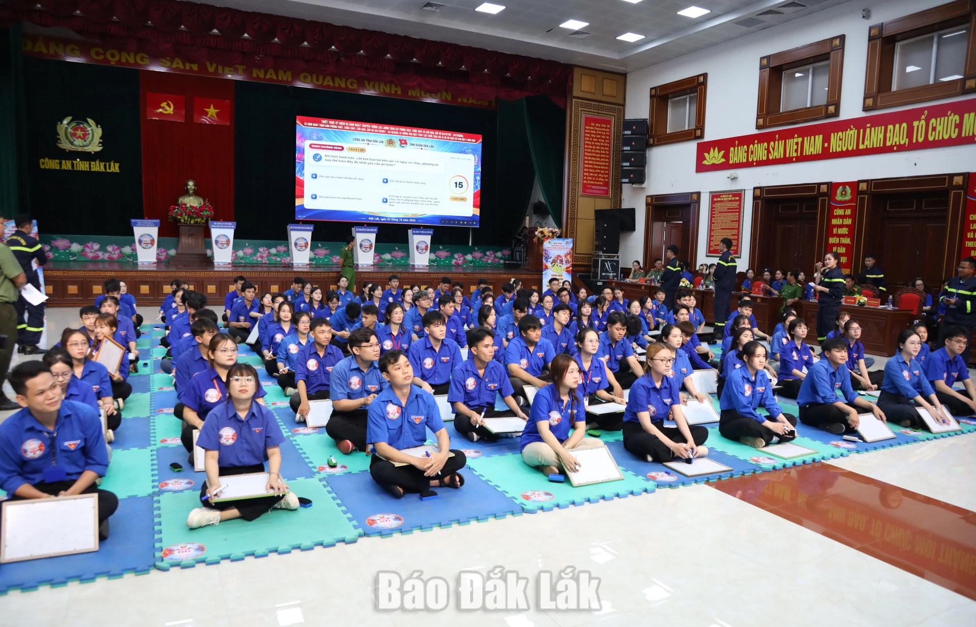 Sôi nổi Hội thi tìm hiểu pháp luật về PCCC và CNCH 4 Các thí sinh tham gia thi theo hình thức “Rung chuông vàng”.