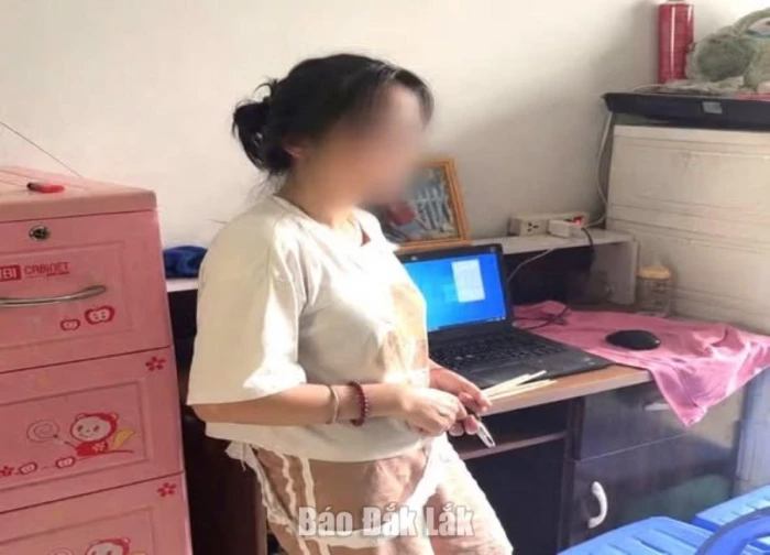 Nhận diện lừa đảo, bảo vệ mình trên không gian mạng 2 N.T.H. cùng máy tính được sử dụng để thực hiện các cuộc gọi lừa đảo. Ảnh Công an phường Tân An.