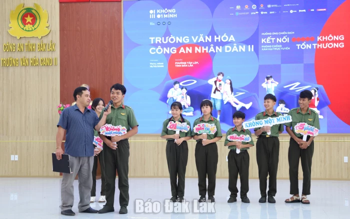 Nhận diện lừa đảo, bảo vệ mình trên không gian mạng 3 Học sinh Trường Văn hóa Công an nhân dân II tham gia hoạt động tương tác, chia sẻ mong muốn được thầy cô, cha mẹ, cộng đồng thấu hiểu.