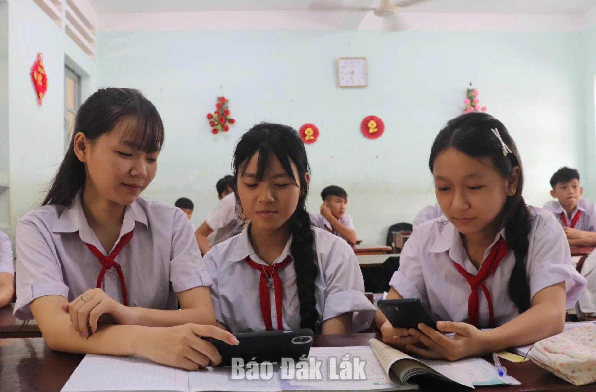 Mở rộng cơ hội học tập với công nghệ số 1 Học sinh cùng tra cứu thông tin trên Internet để thực hiện một đề tài nhóm.