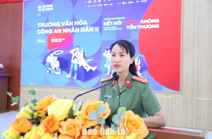 Trang bị kỹ năng phòng, chống xâm hại trực tuyến cho học sinh 1 Thượng tá Lê Thị Kim Anh, Phó Hiệu trưởng Trường Văn hóa Công an nhân dân II phát biểu tại chương trình.