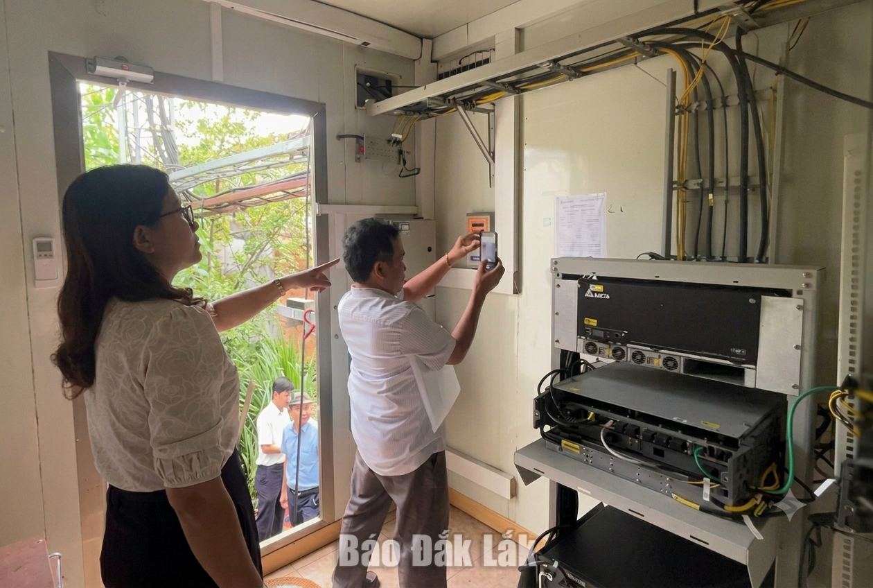 Kiểm tra, rà soát hạ tầng trạm BTS, tuyến truyền dẫn viễn thông 1 Thành viên Đoàn công tác kiểm tra trạm BTS ở xã Xuân Lãnh.