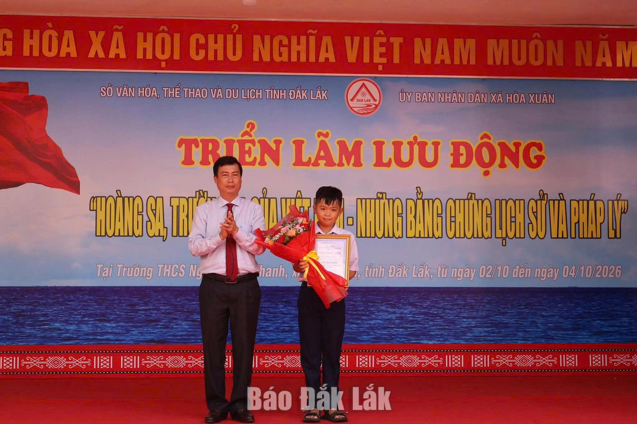 Hơn 2.000 lượt người tham quan triển lãm về Hoàng Sa, Trường Sa 1 Ông Trần Hồng Tiến, Giám đốc Sở VH-TT và DL trao giải nhất cho thí sinh
