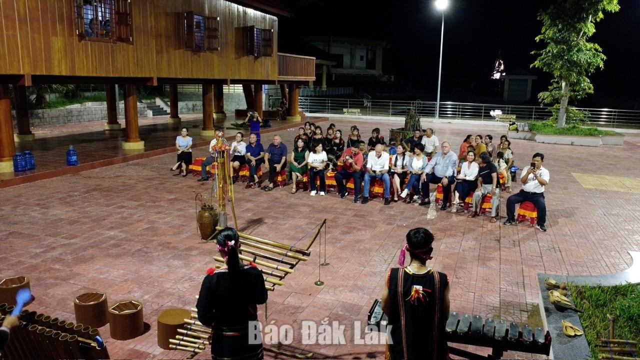 Xã Sông Hinh xây dựng điểm đến du lịch tiêu biểu khu vực Hồ Trung tâm 2 Với không gian văn hóa đậm bản sắc địa phương, xã Sông Hinh sẽ hướng đến việc phát triển du lịch trong tương lai.