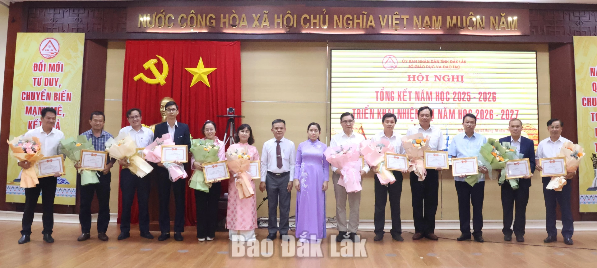Tiếp tục đổi mới, nâng cao chất lượng giáo dục 4 Lãnh đạo Sở GD&ĐT tặng giấy khen cho các tập thể có